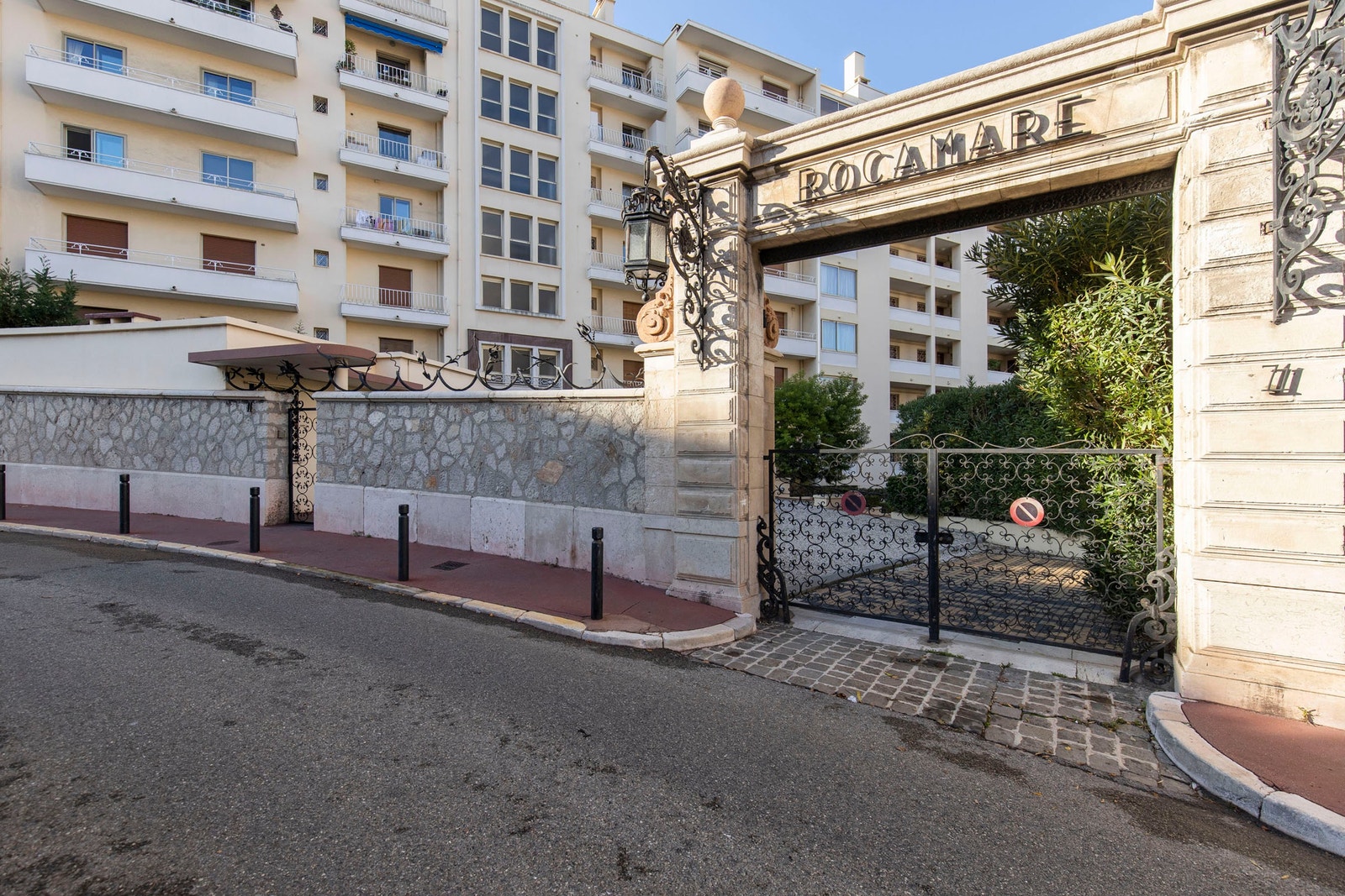 Hovedinngangen til leilighetskomplekset Galleribilde