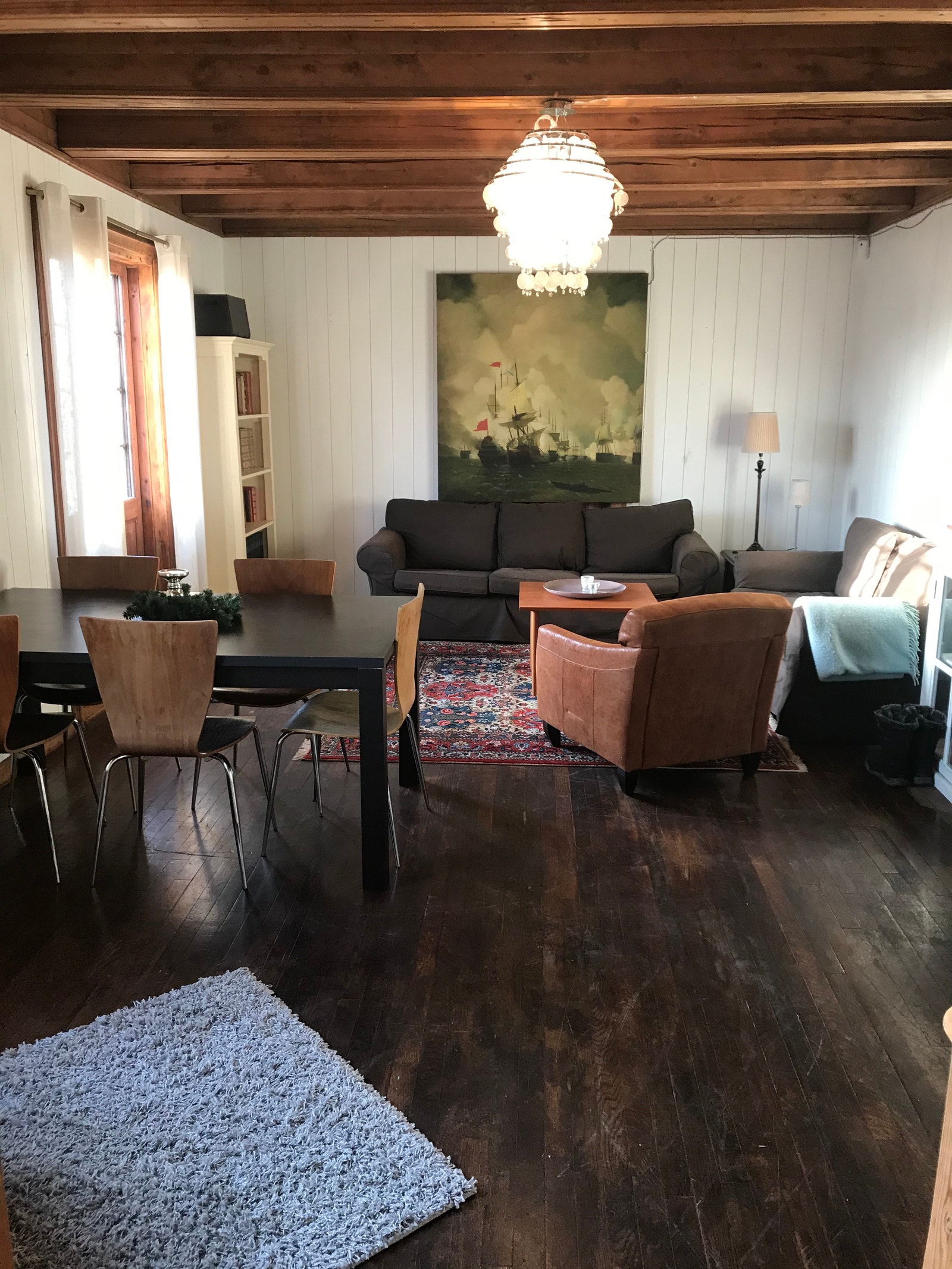Stor felles stue med utgang til terrasse Galleribilde