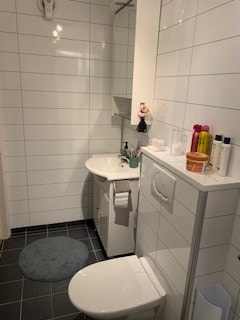 Bad i moderne utførelse ,vegghengt toalett og servant Galleribilde