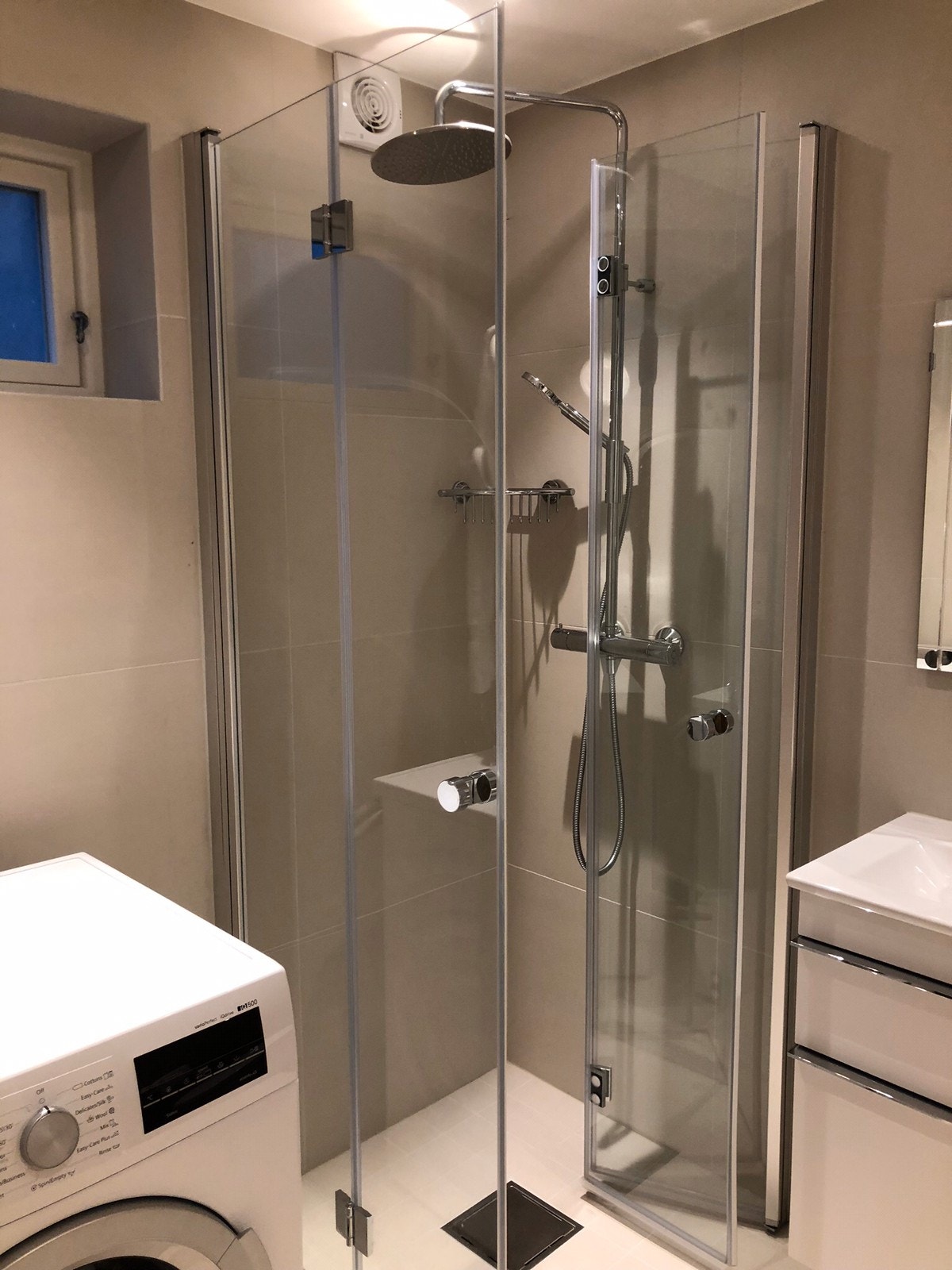 Bad m/ dusj og vaskemaskin Galleribilde