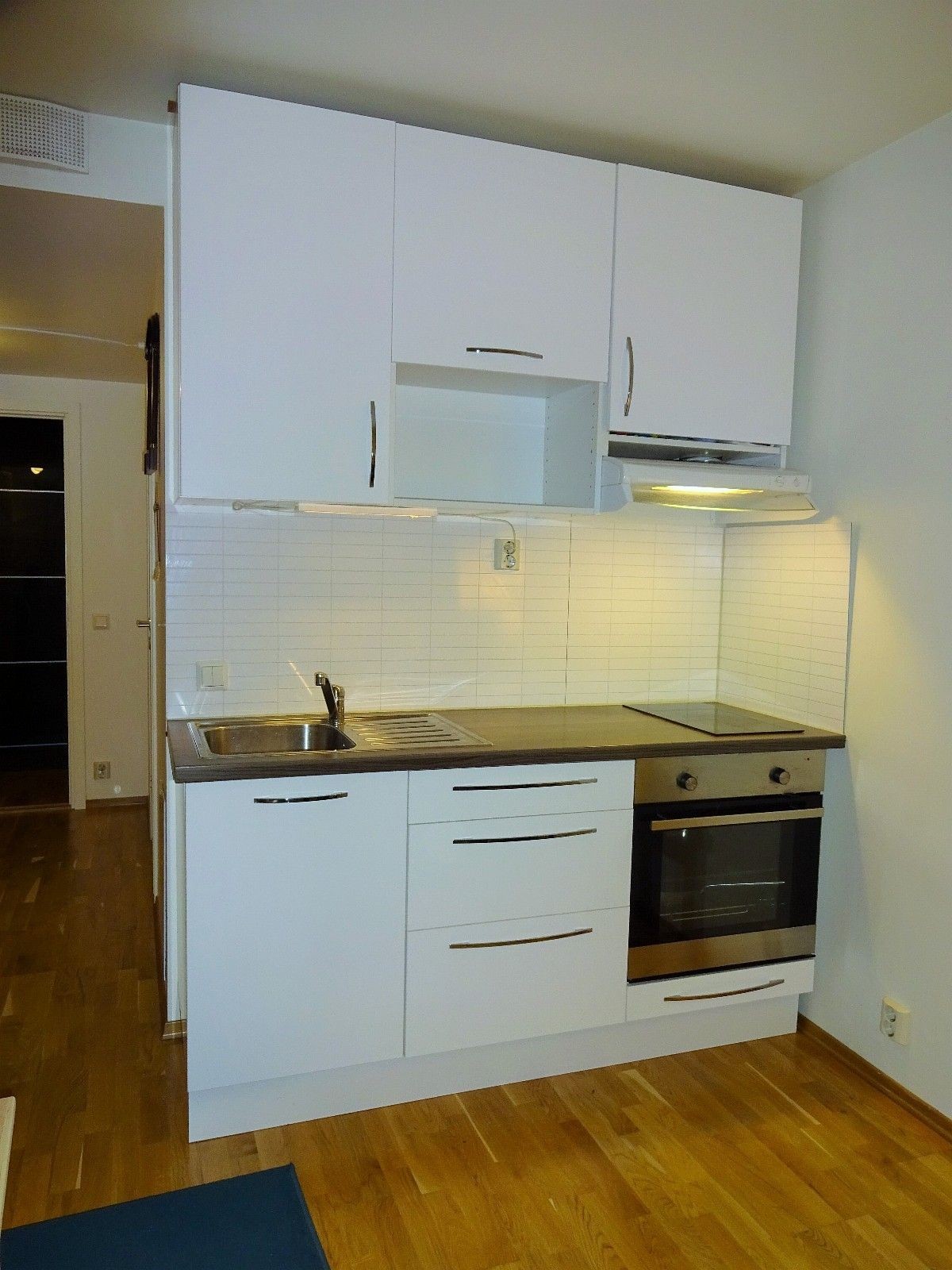 Kjøkken med integrert platetopp og ovn Galleribilde