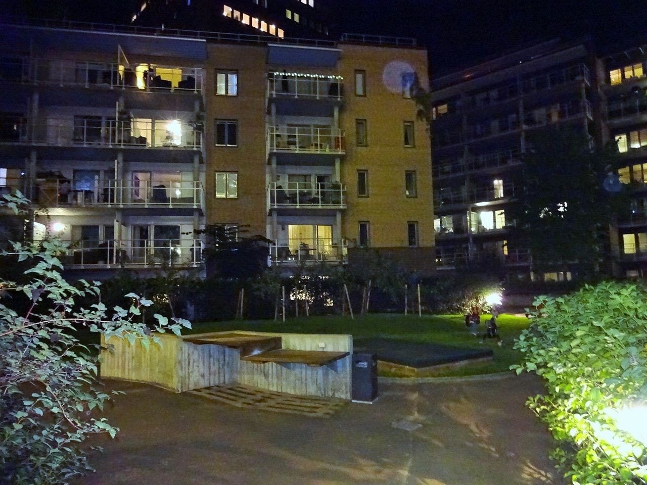 Benker, epletrær og lekeplass i felle bakgård Galleribilde