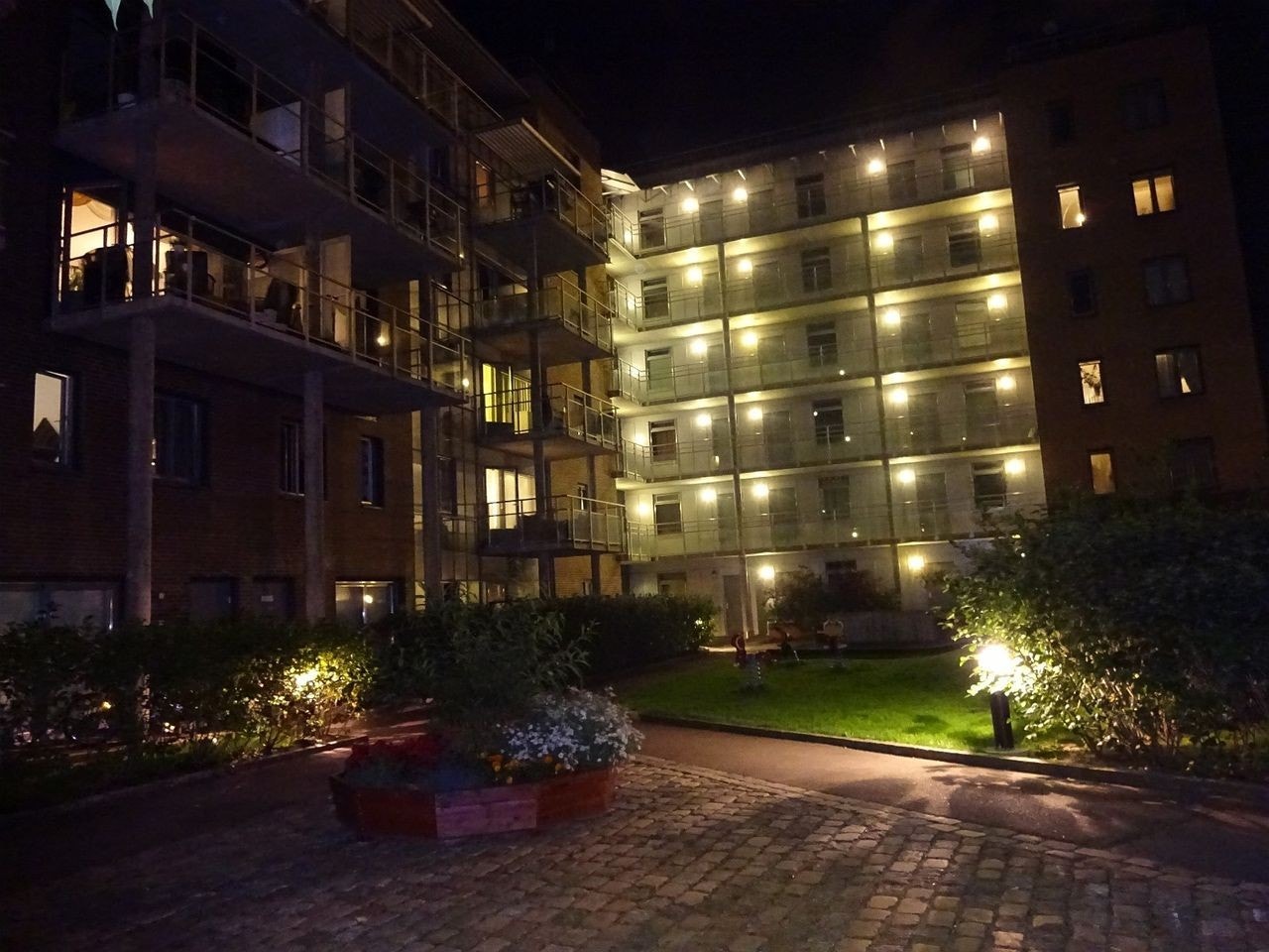 Stemningsbilde fra koselig bakgård Galleribilde