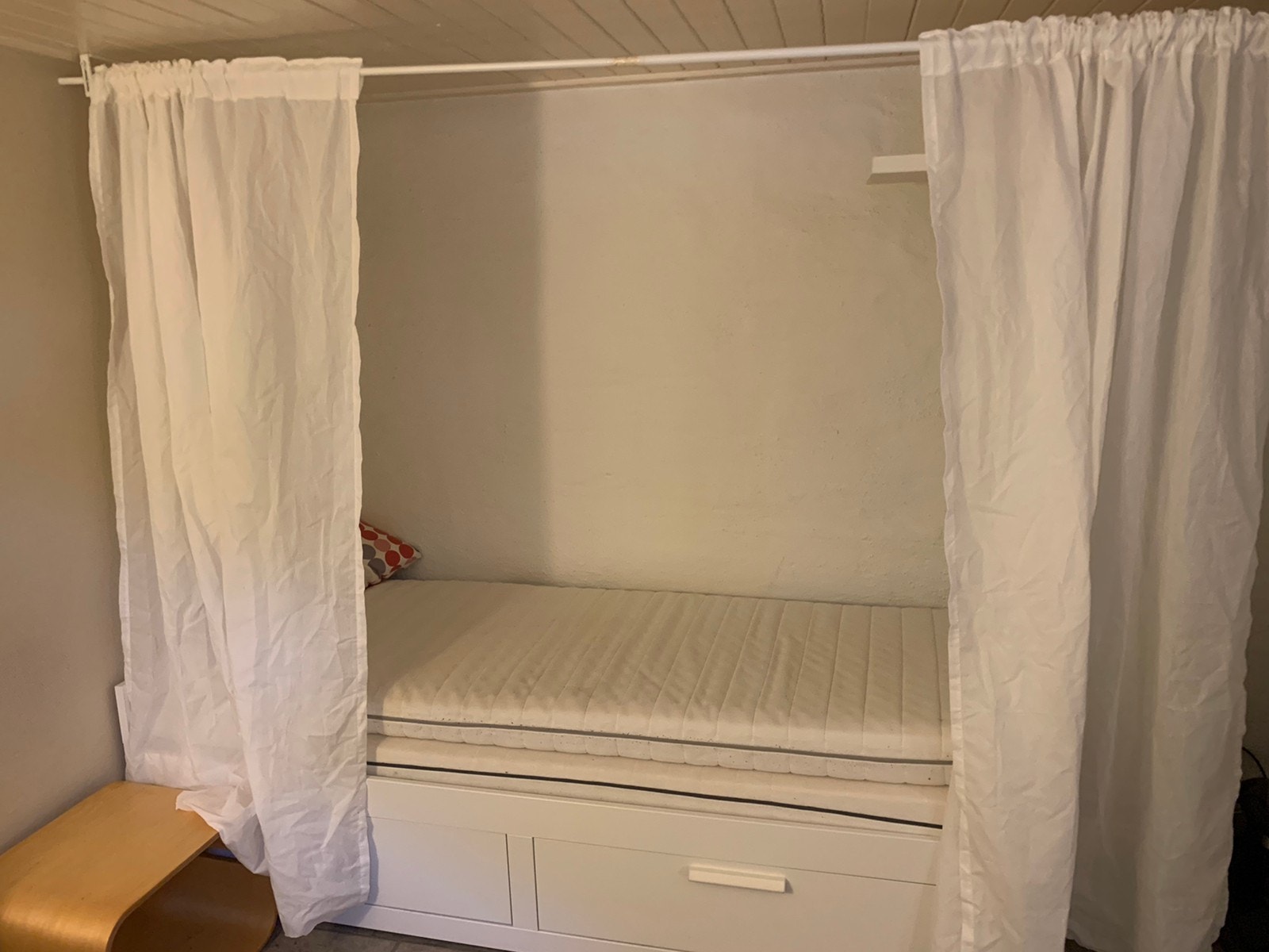 Seng med åpent forheng Galleribilde