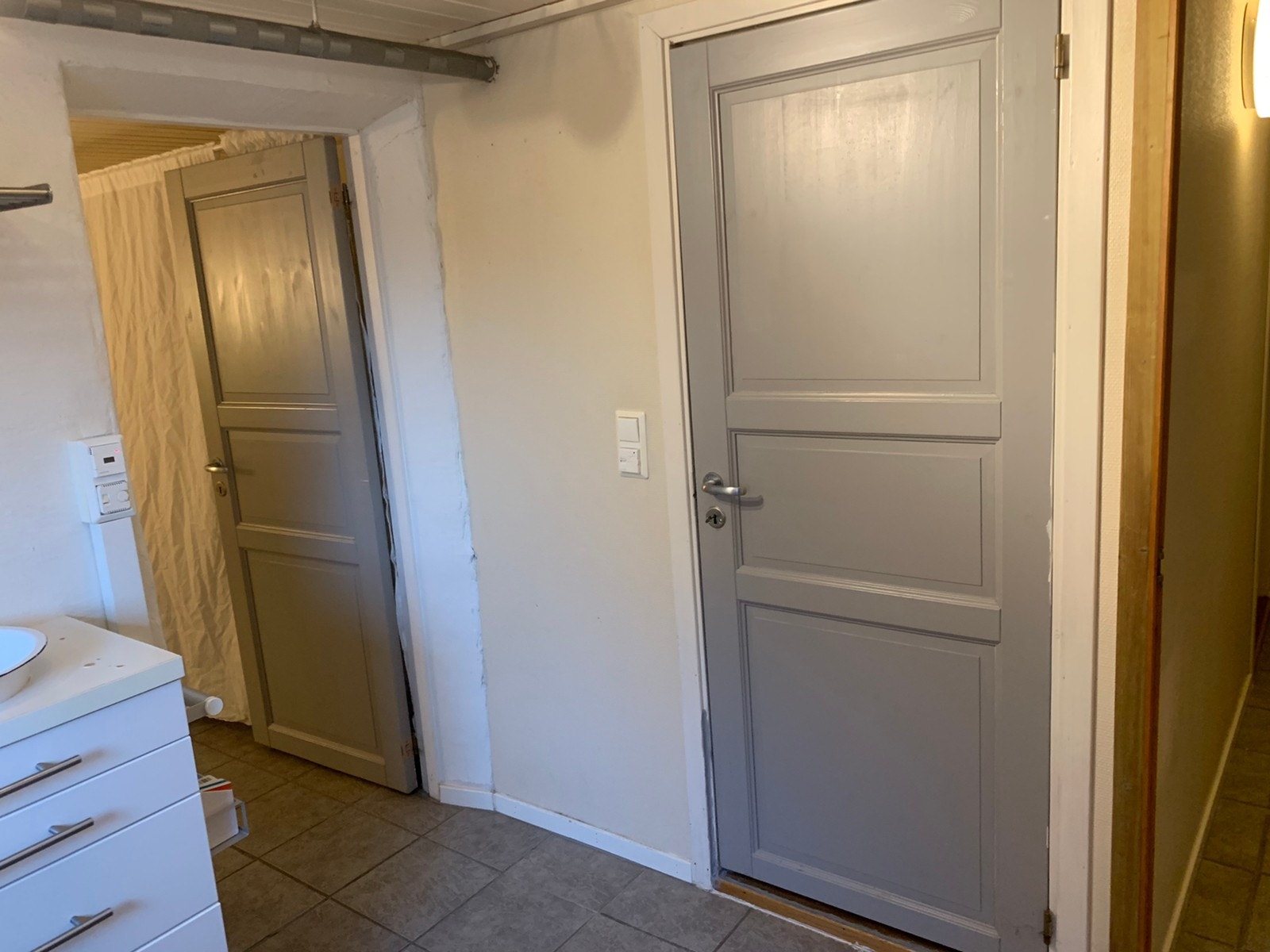 Detalj av kjøkken med dør til bad Galleribilde