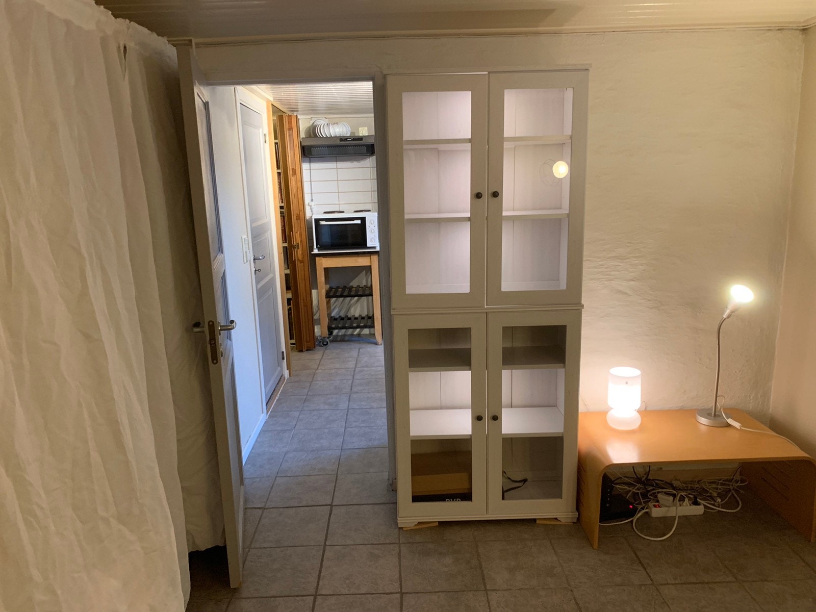 Fra stue/soverom mot kjøkken Galleribilde