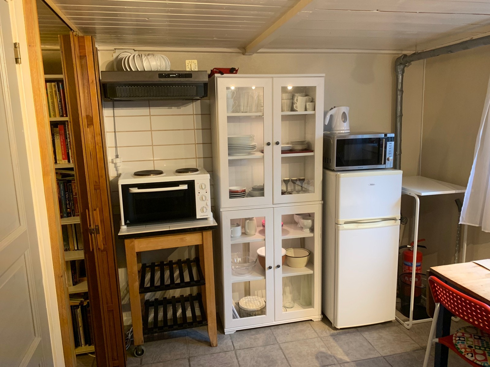 Skap, komfyr, mikrobølgeovn og kjøleskap Galleribilde