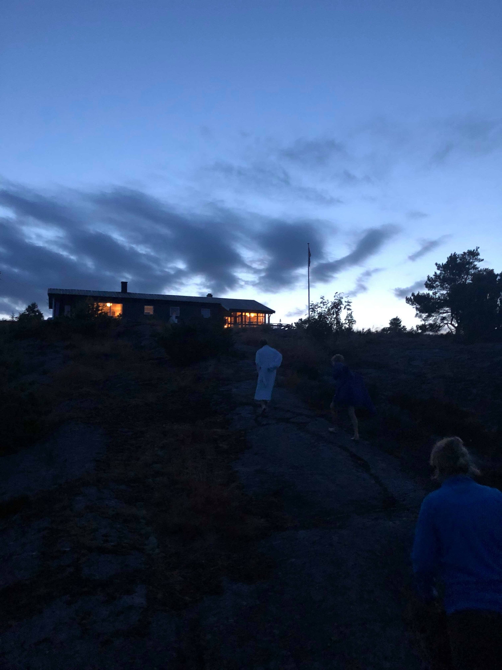 Utsikt til hytta (etter et kveldsbad) Galleribilde