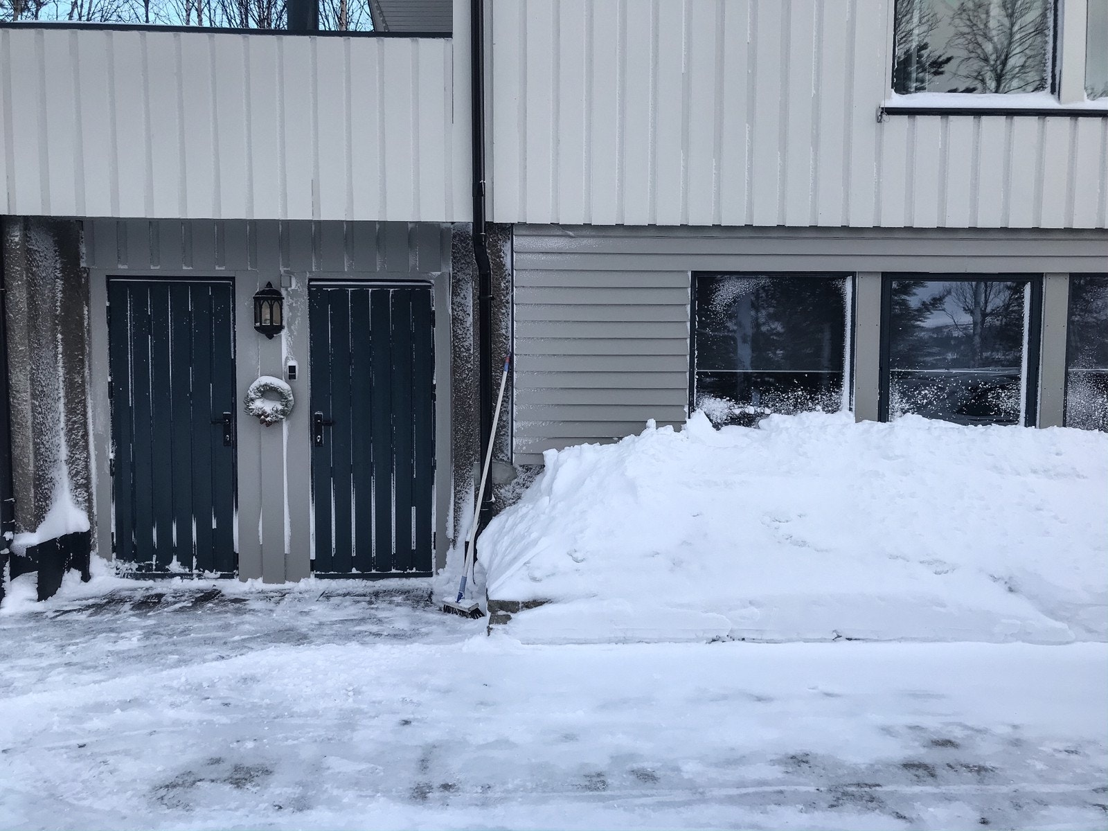 Uteplass og inngang Galleribilde