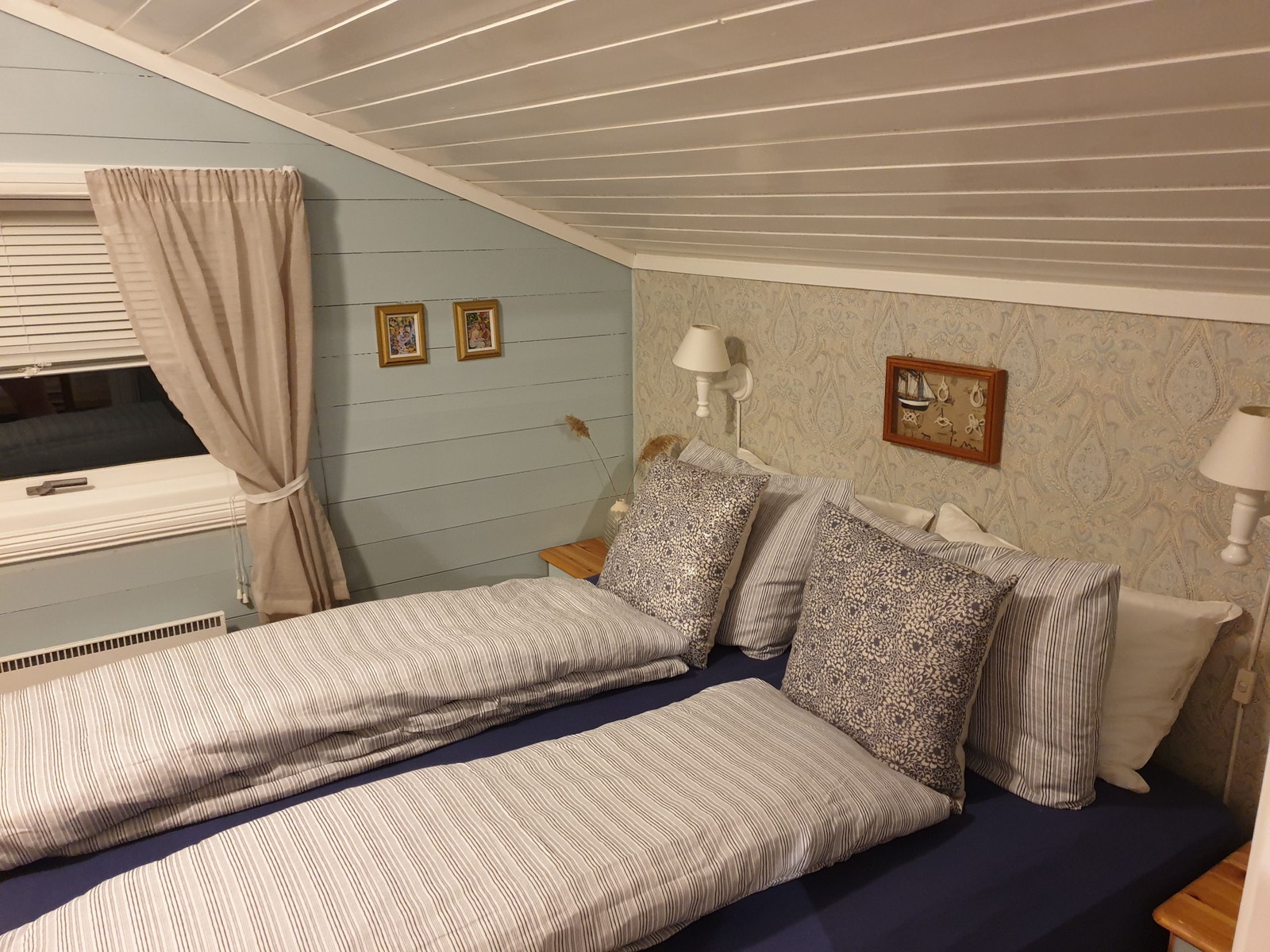 Soverom nr. 1 i andre etasje med dobbelt seng eller 2 enkle Galleribilde