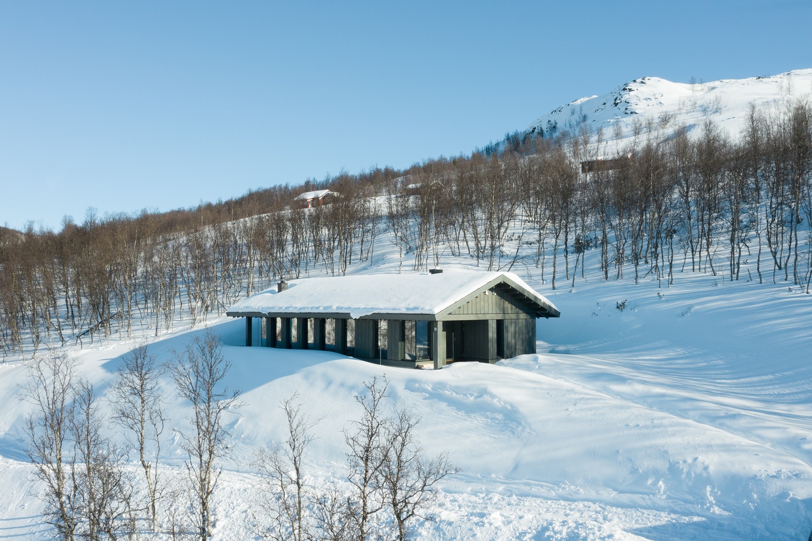 Det måkes helt opp til hytta så man kan kjøre opp/lade bil Galleribilde