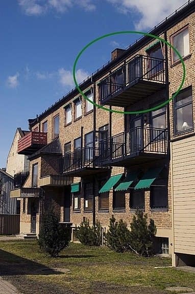 Bragerhagen 16 og 18 utenfra. Leilighetsbalkong er er markert med grønn sirkel Galleribilde