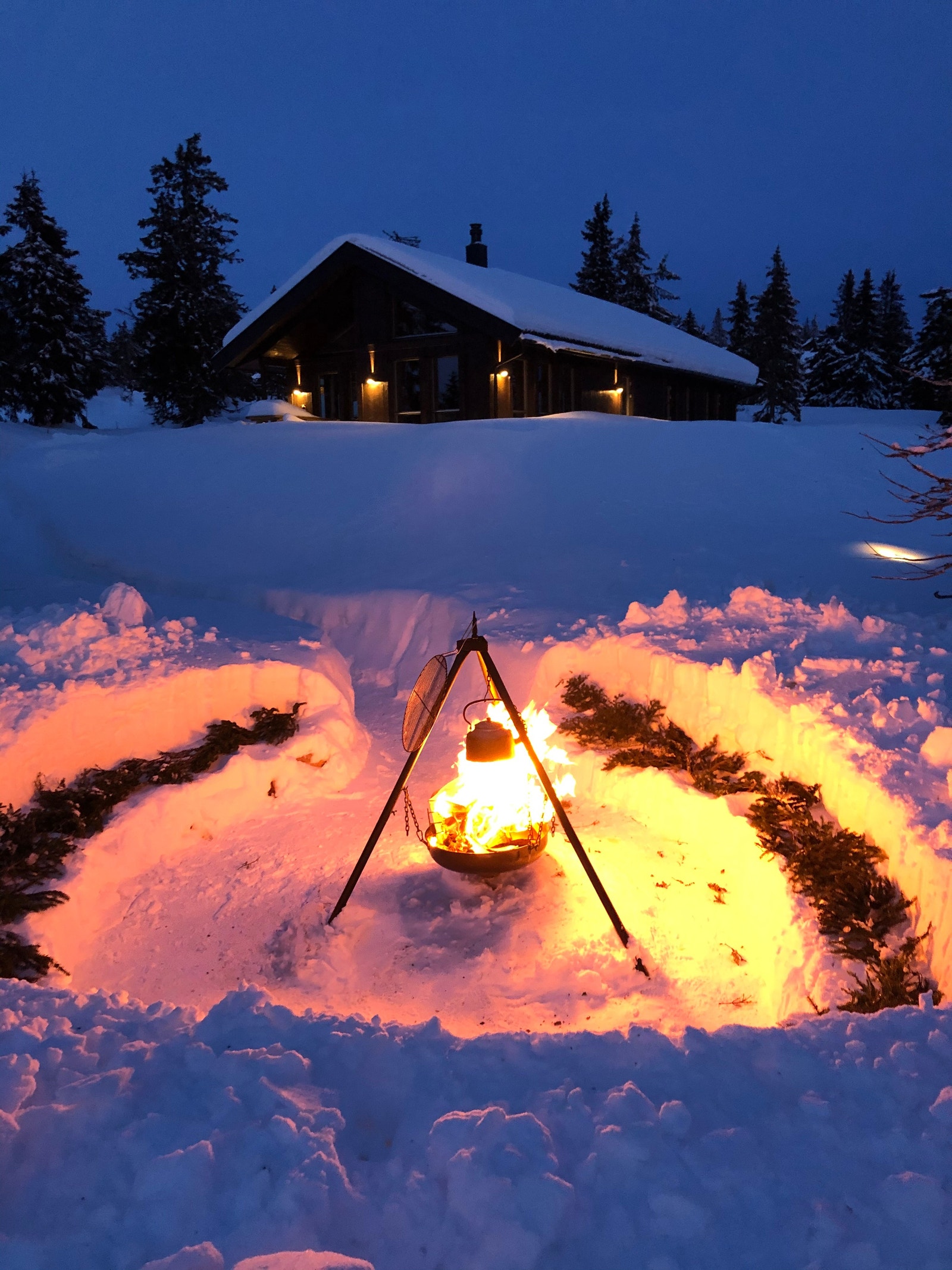 Bålplass rett nedfor hytta Galleribilde