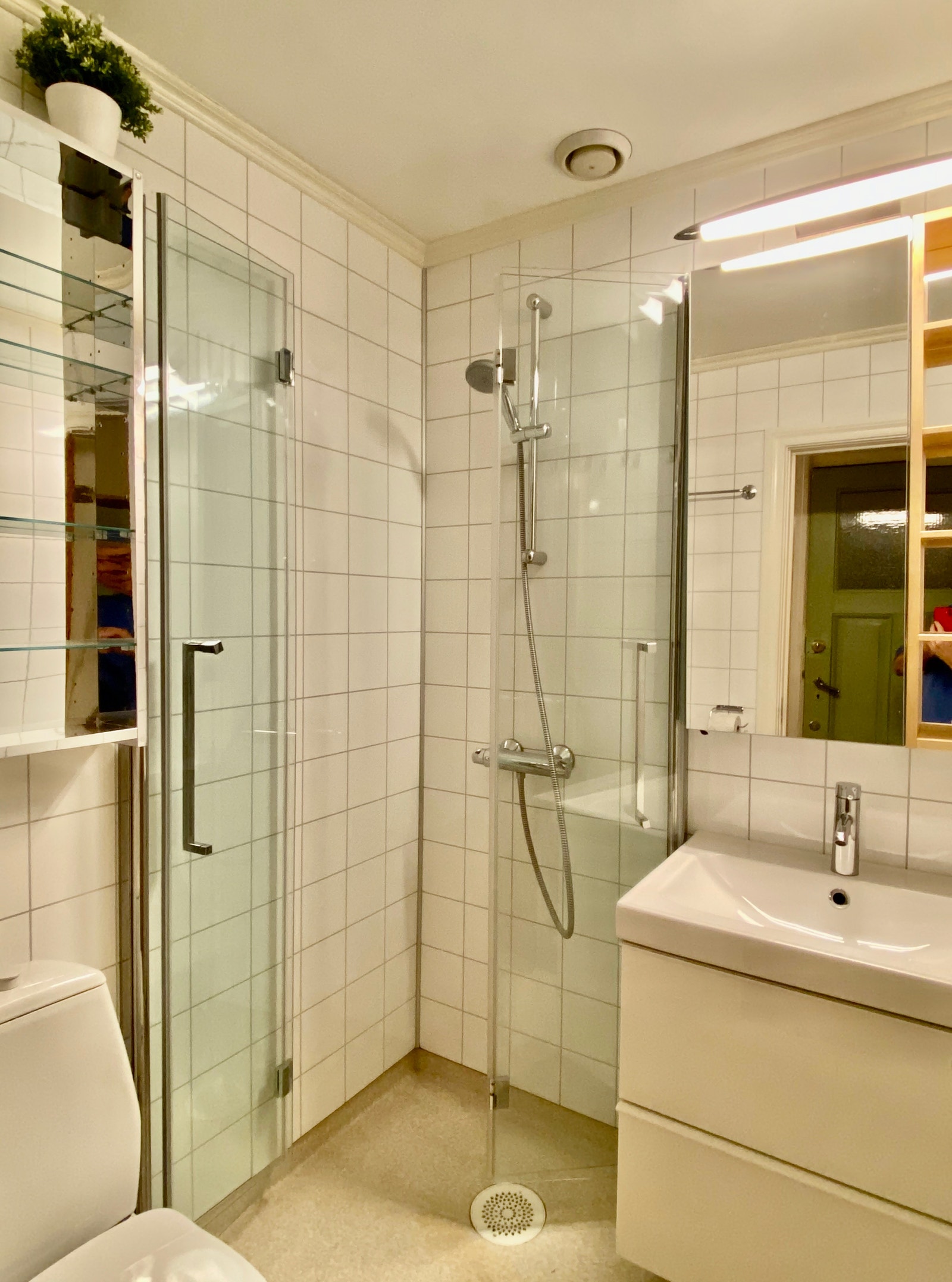 Utsnitt fra badet med flere glasskap og skuffer under vasken Galleribilde