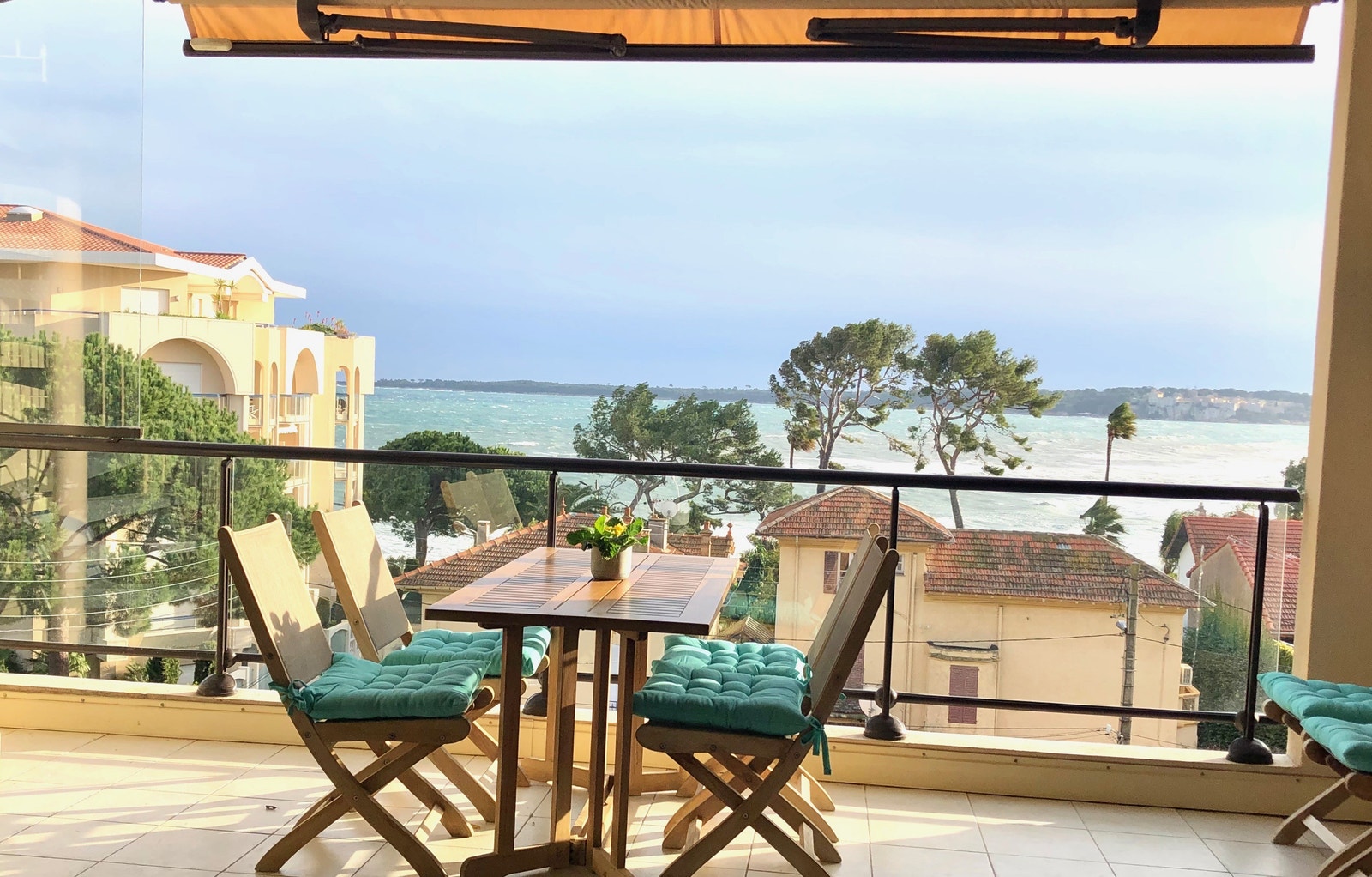 Solrik terrasse utenfor stuen med vakker utsikt Galleribilde