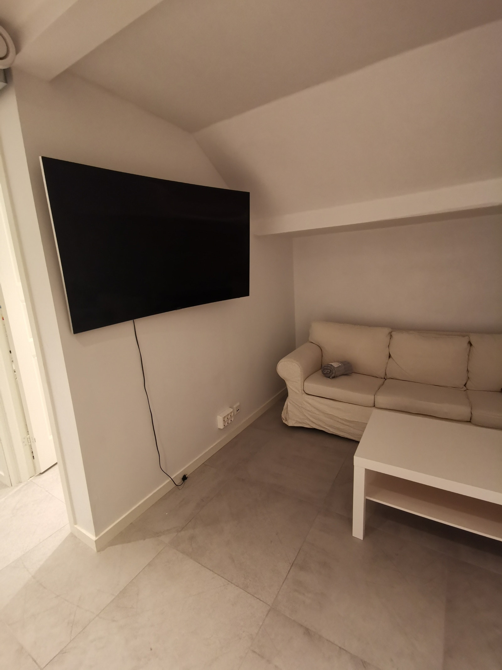 Stor TV i stue. Galleribilde