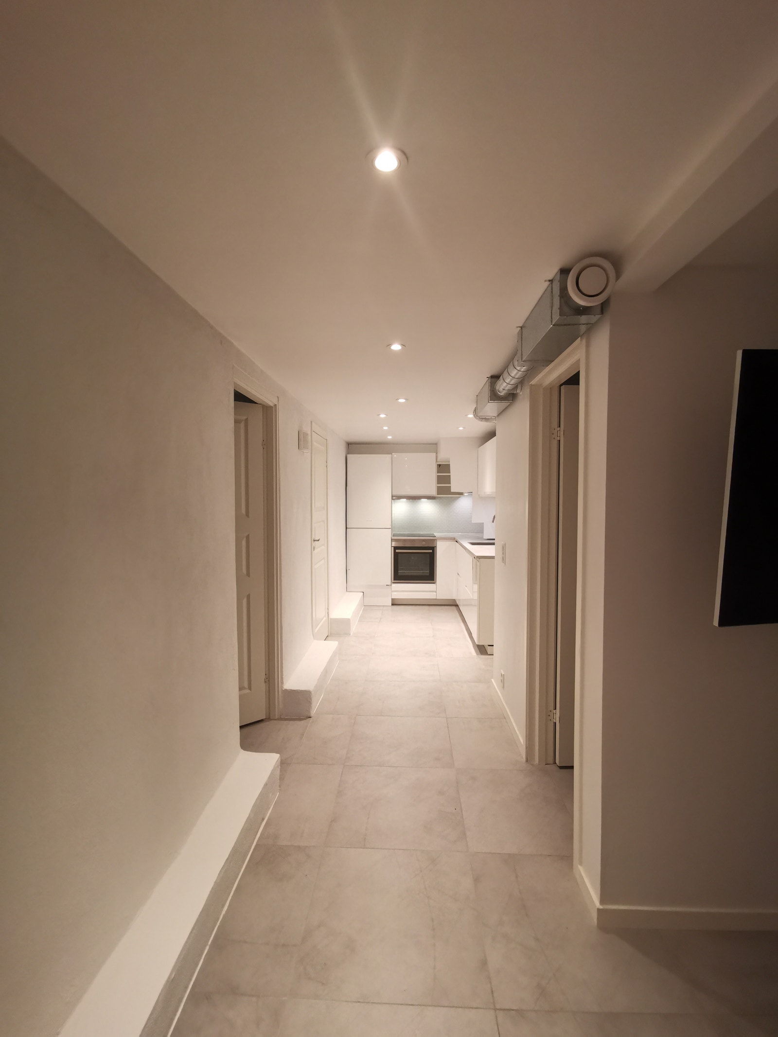 Gang/kjøkken. Bad på høyre side, soverom på venstre side Galleribilde