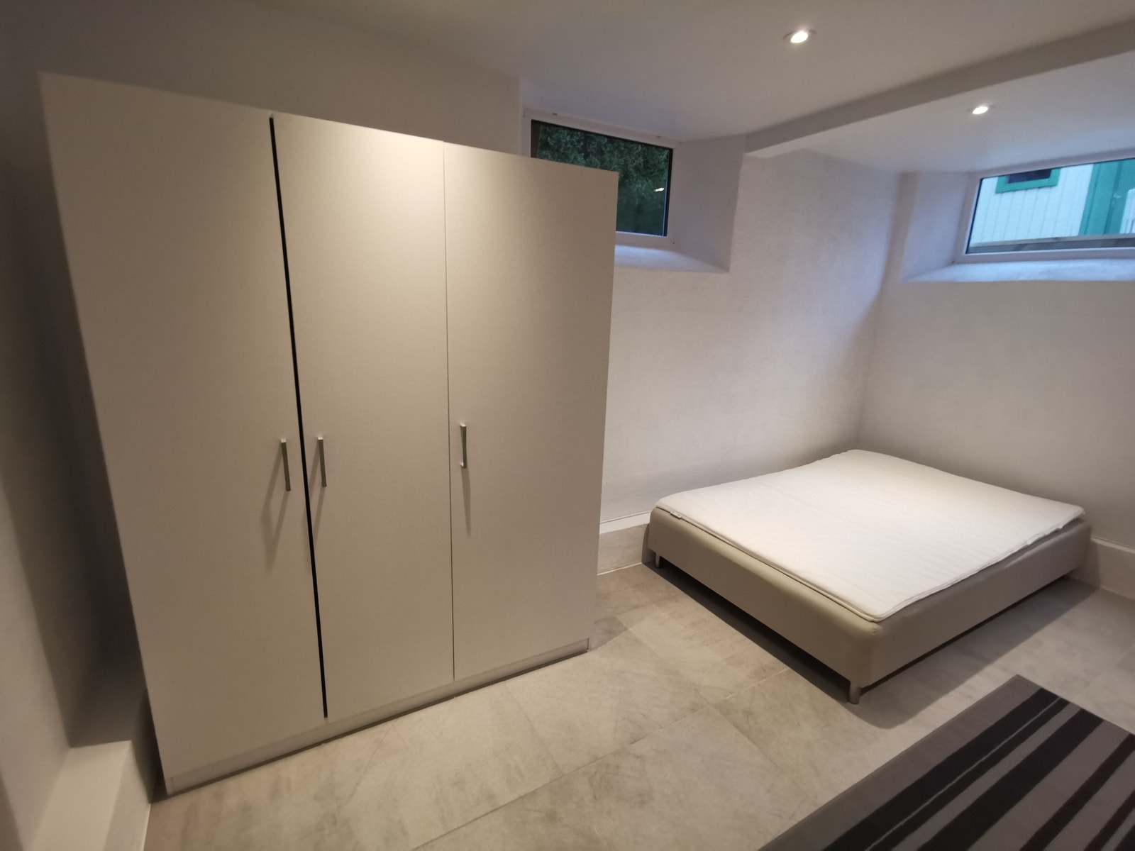 Rommene er inkludert seng, skap, pult, kontorstol og speil. Galleribilde