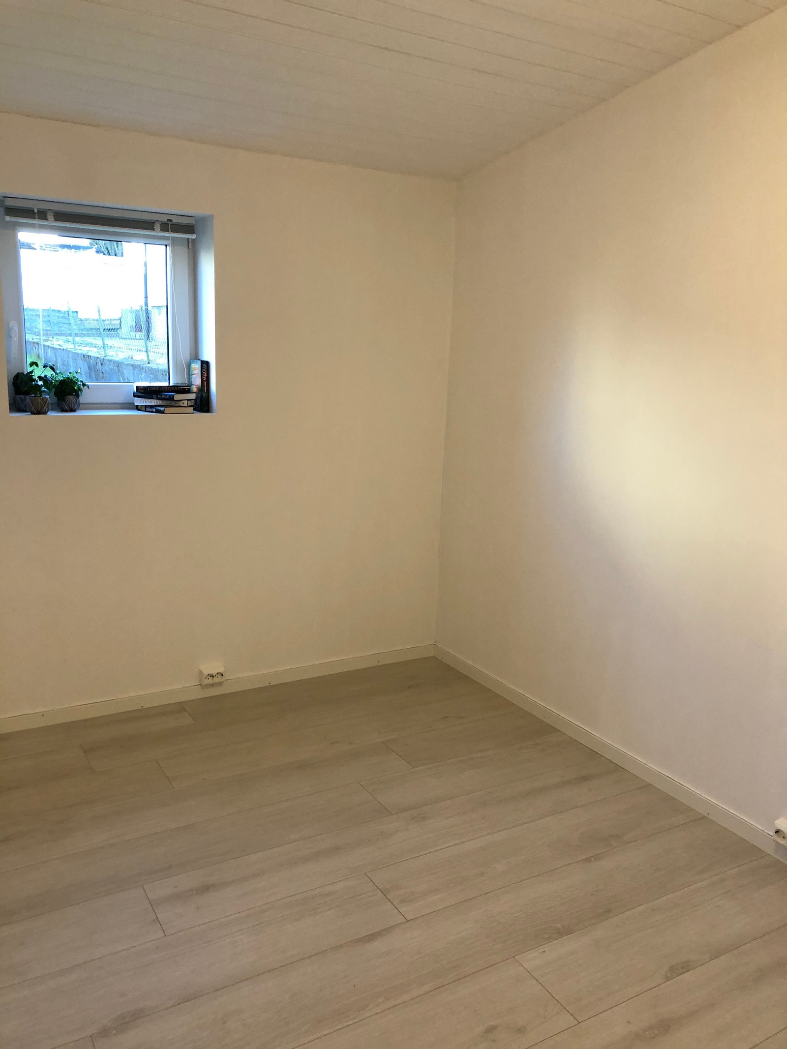 Soverom 1 med skap og plass til dobbeltseng Galleribilde