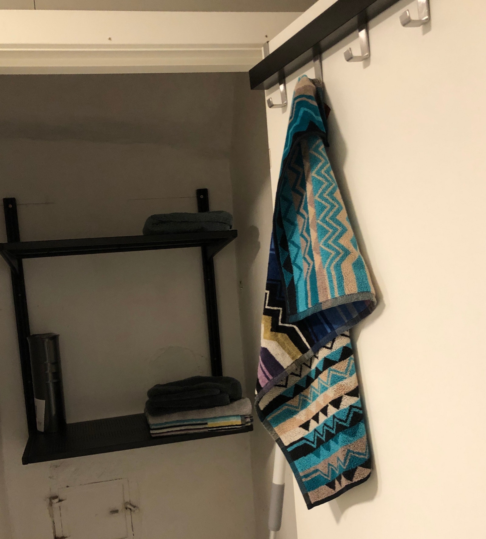 Bod / kott ved bad med god oppbevaringsplass Galleribilde