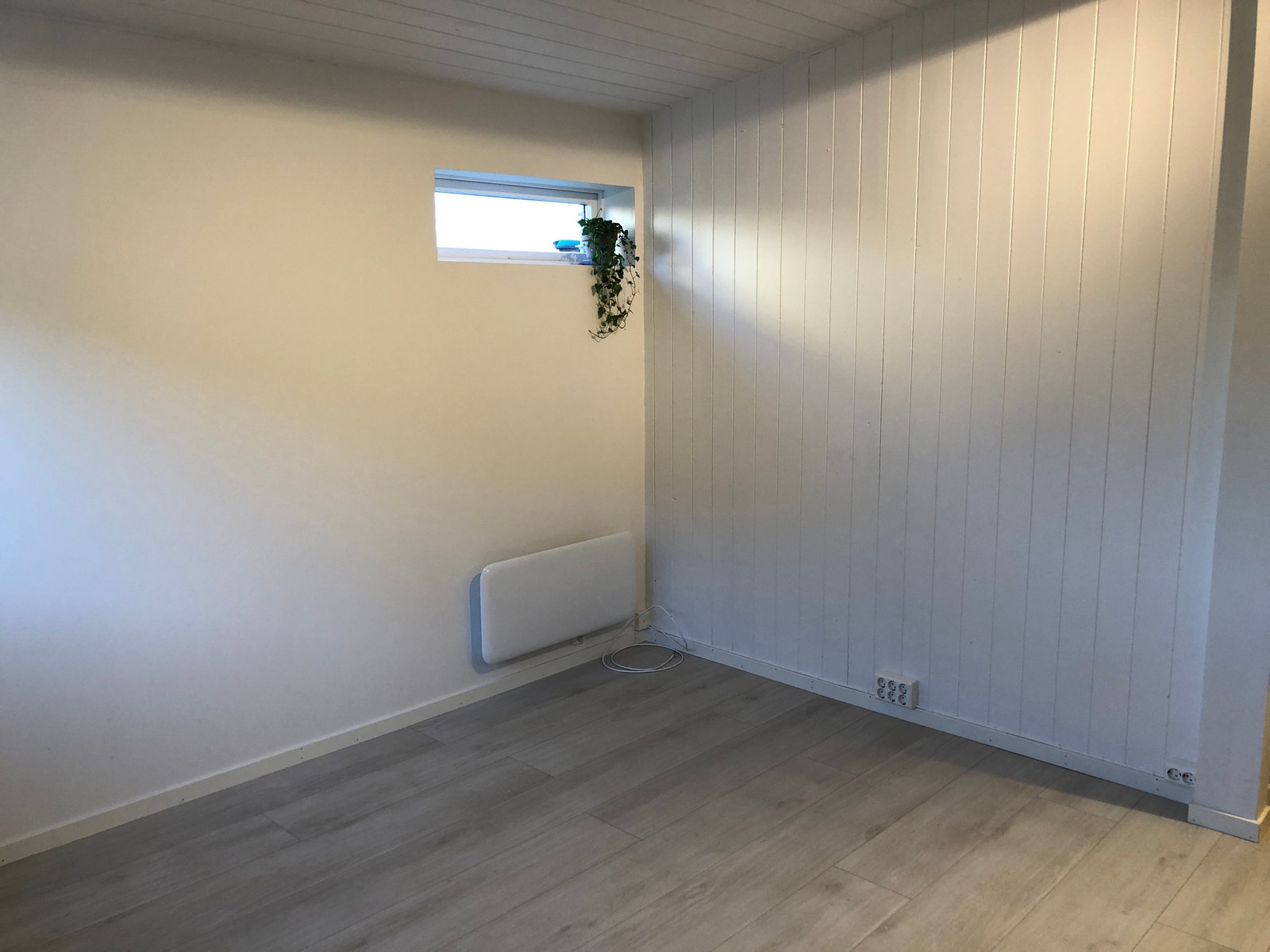 Del av stue med TV inntak Galleribilde