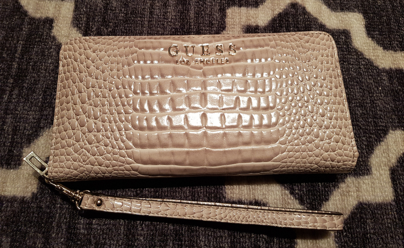Guess Clutchstor lommebok | FINN.no Helt Ny Guess veske i fin lys rosa farge | FINN.no
