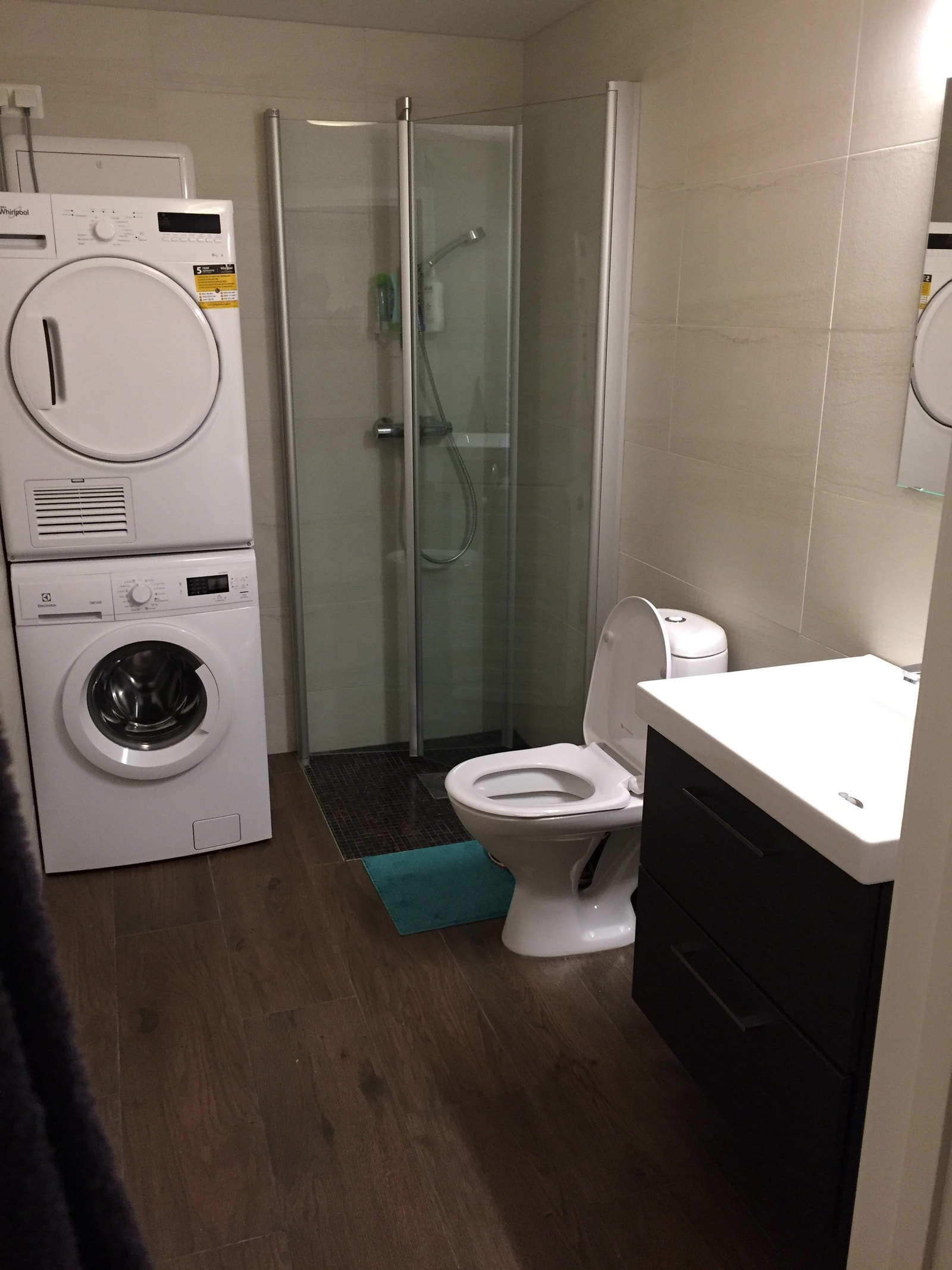 Bad (2018) med varmekabler vaskemaskin og tørketrommel Galleribilde