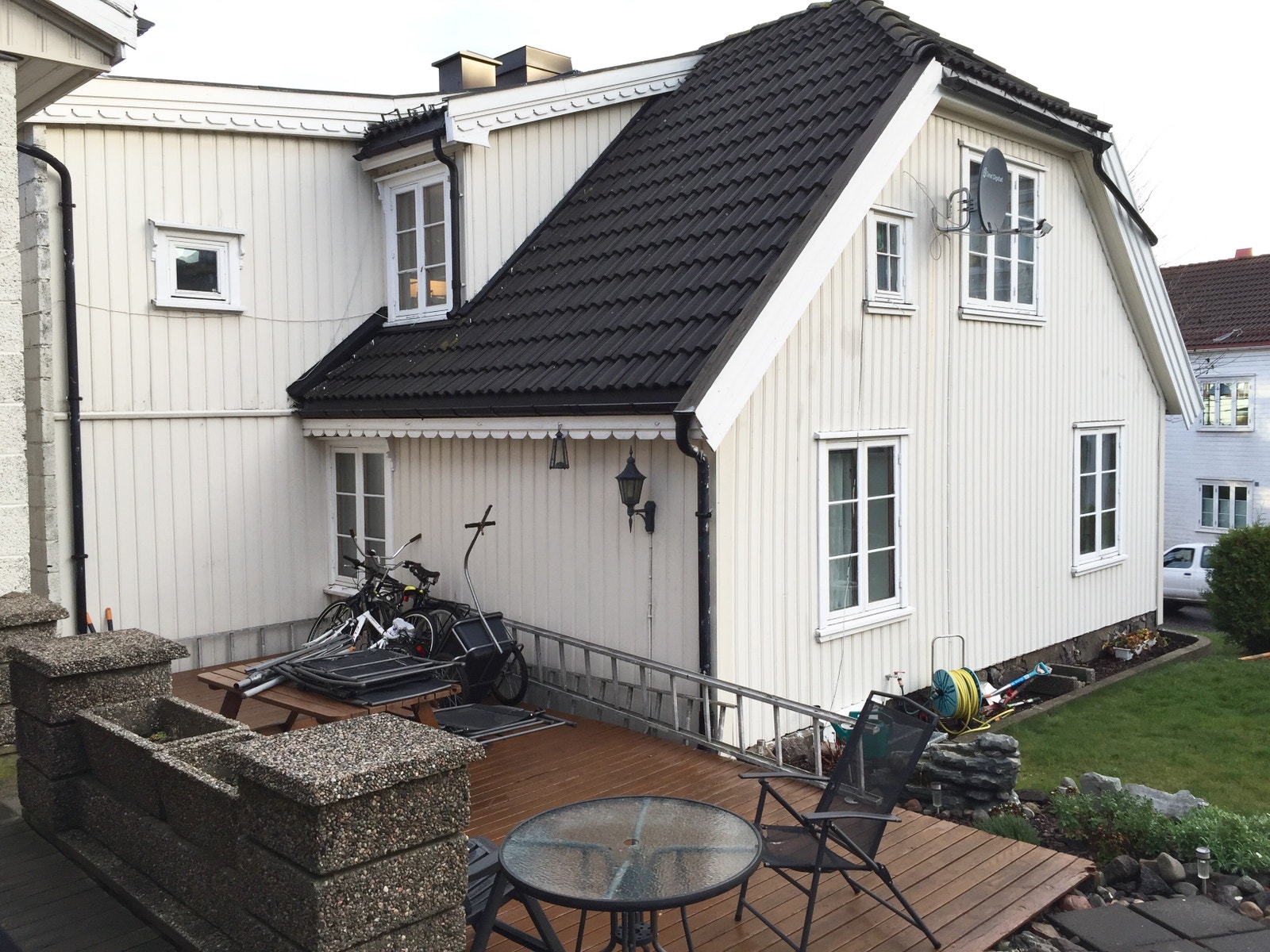 Leiligheten er i 1. etasje. Syd og vestvendt - godt med lys. Kjøkkenvindu til venstre i bildet, stuevindu i midten (på sydvendt side) soveromsvindu til høyre. Tilgang til veranda med gode solforhold rett utenfor kjøkkenet. Galleribilde
