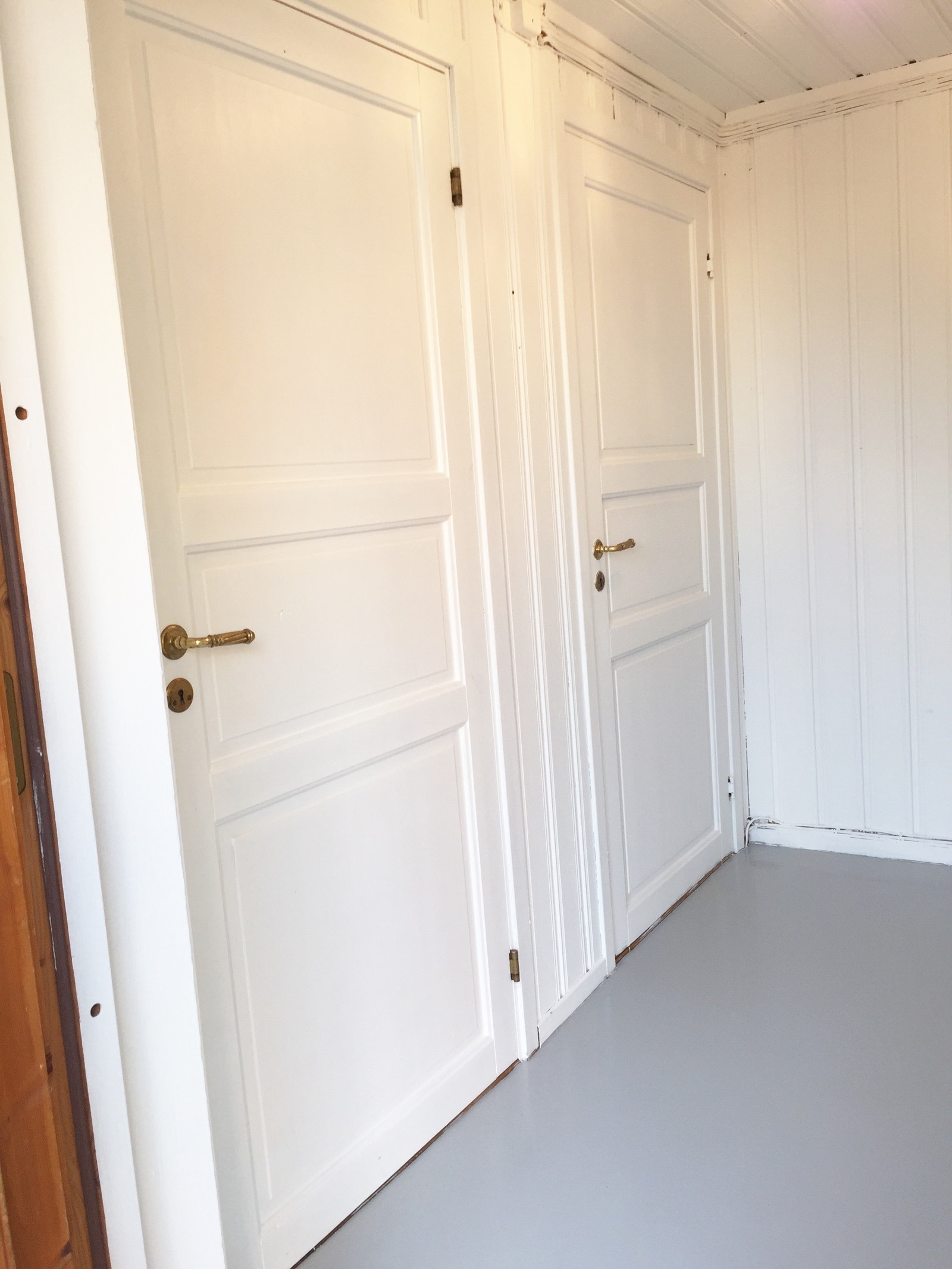 Huset består av 3 leiligheter. Inngang til denne leiligheten er dør til høyre i bildet. Galleribilde