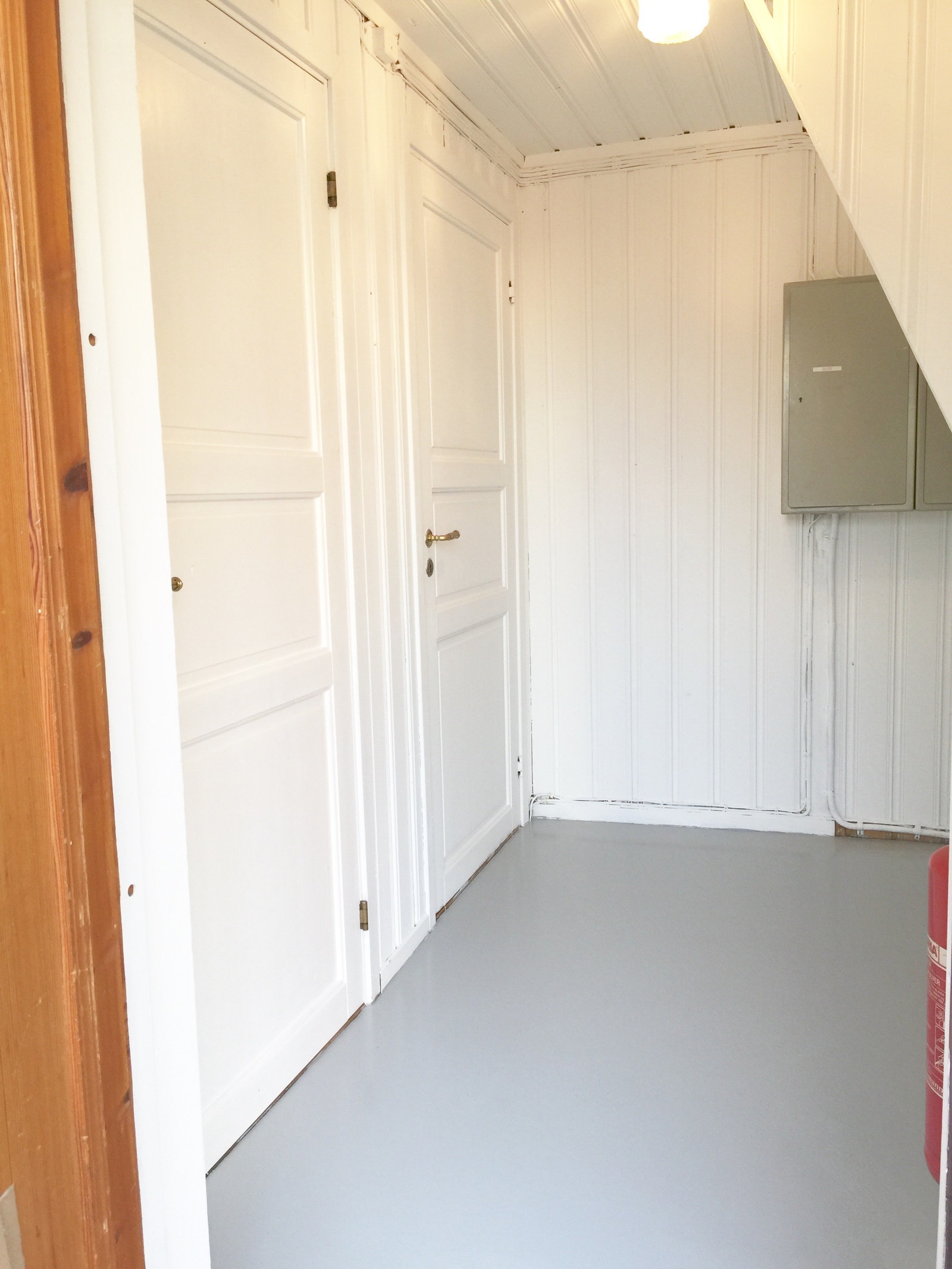 Hvitmalte vegger og tak i yttergangen. Gulv malt i lysegrått hardfør gulvmaling. Leilighet har eget sikringsskap med nøkkel og ny strømmåler. Galleribilde