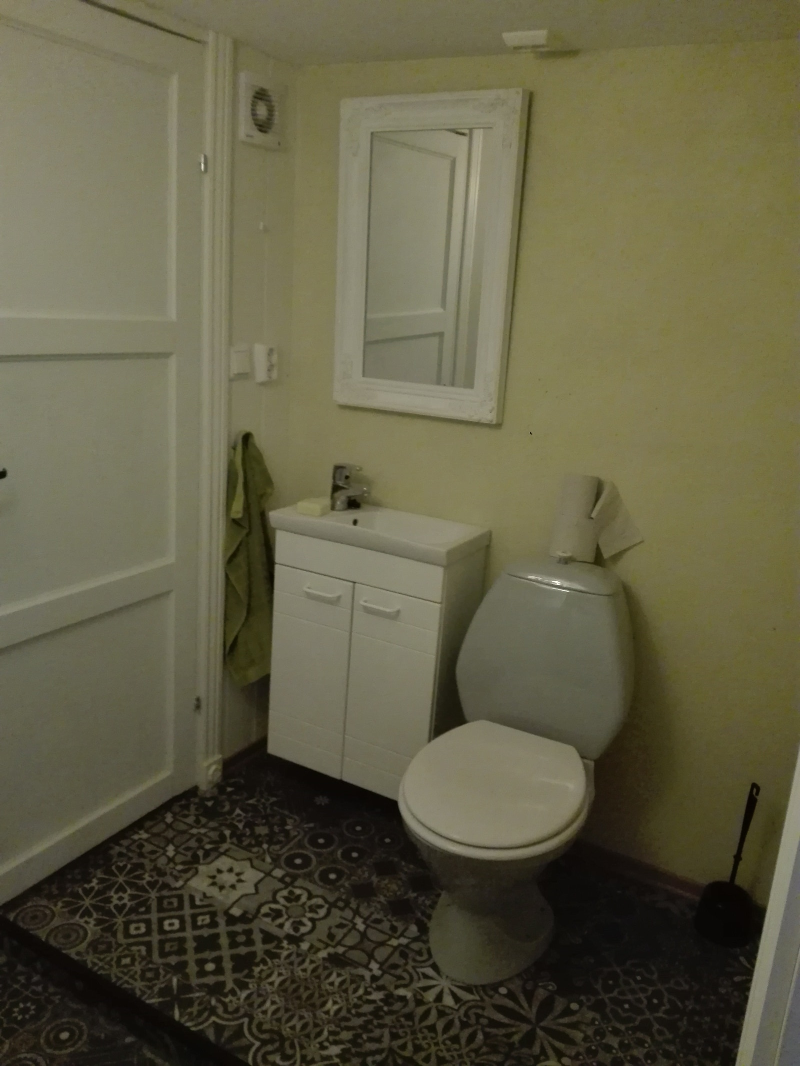 Toalett sett fra døren.Døren på bildet går til teknisk rom,varmtvannsbereder ol. Galleribilde