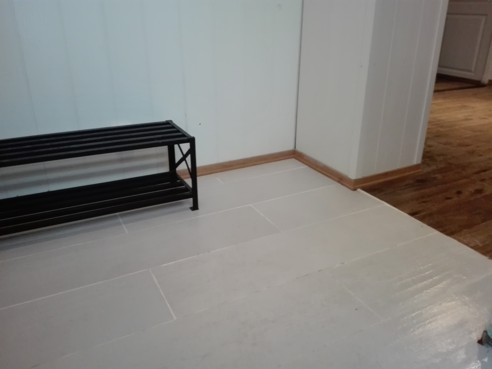 Hvite store fliser i gangen,med varmekabler. Galleribilde