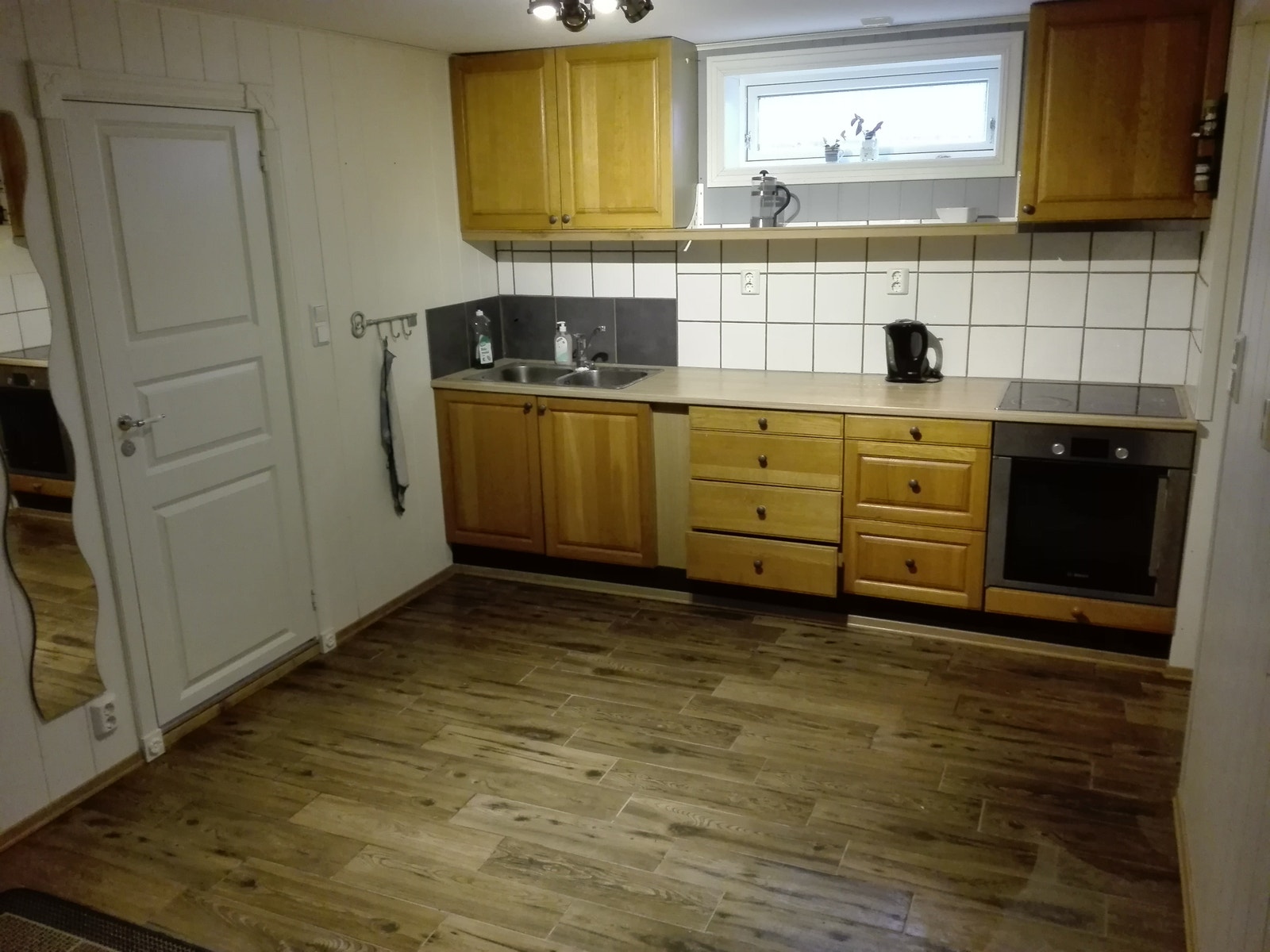 Kjøkkenet.Integrert stekeovn og platetopp.Eikefronter og fliser over benk.Laminert benkeplate(som er bedre mot fukt). Galleribilde