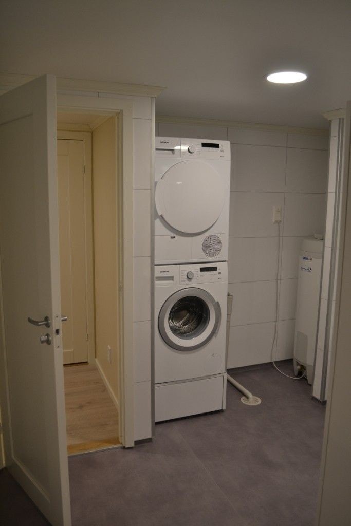 Bad med Vaskemaskin og Tørketrommel Galleribilde
