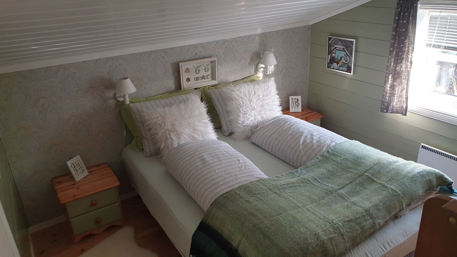 Soverom nr. 2 i andre etasje med dobbelt seng og køyeseng Galleribilde