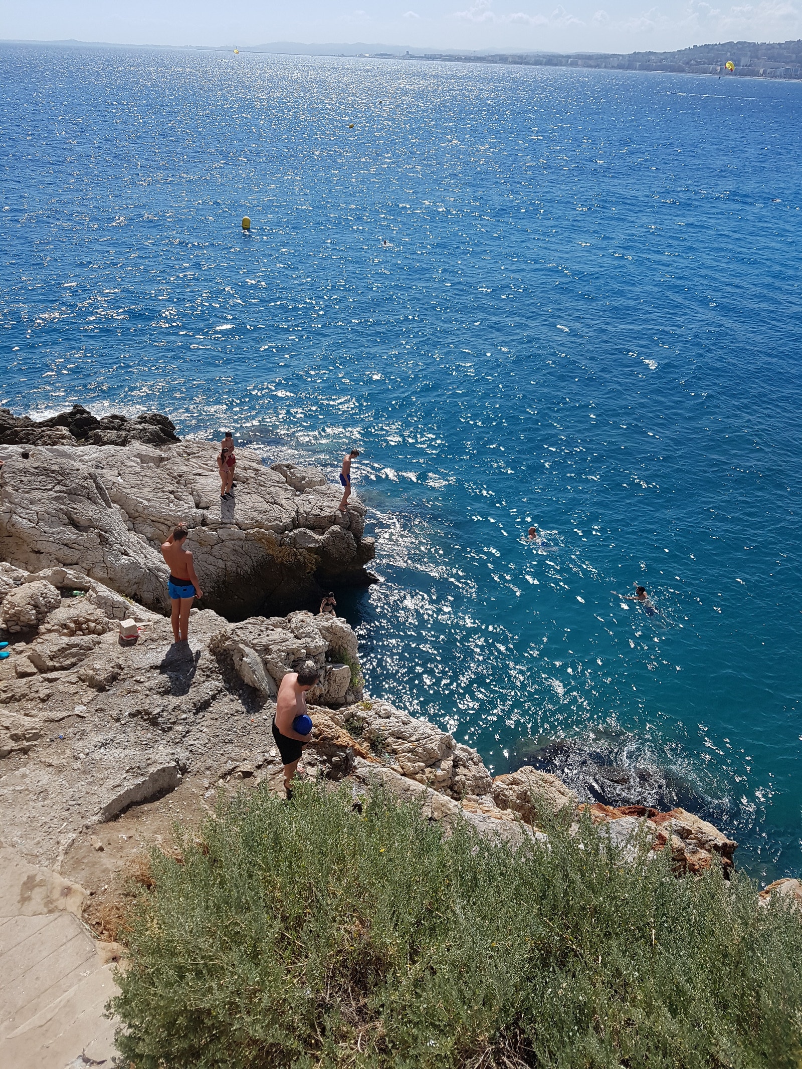 Fra klippene forbi fergeleie i retning Villefranche. Galleribilde