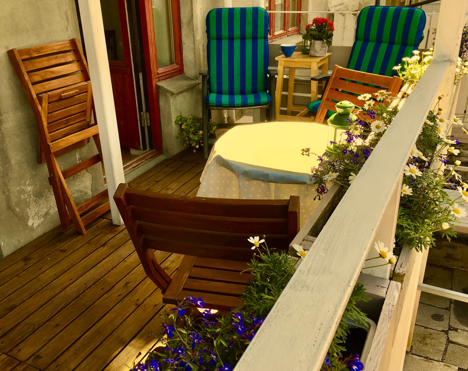 Sommerbilde fra balkongen - som har tak over for all slags vær... Galleribilde