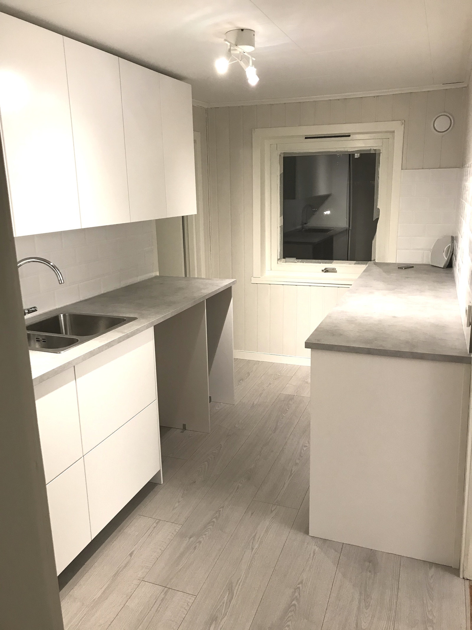 Flunkende nytt kjøkken, rikelig med skap- og benkeplass. Nye hvitevarer installeres Galleribilde