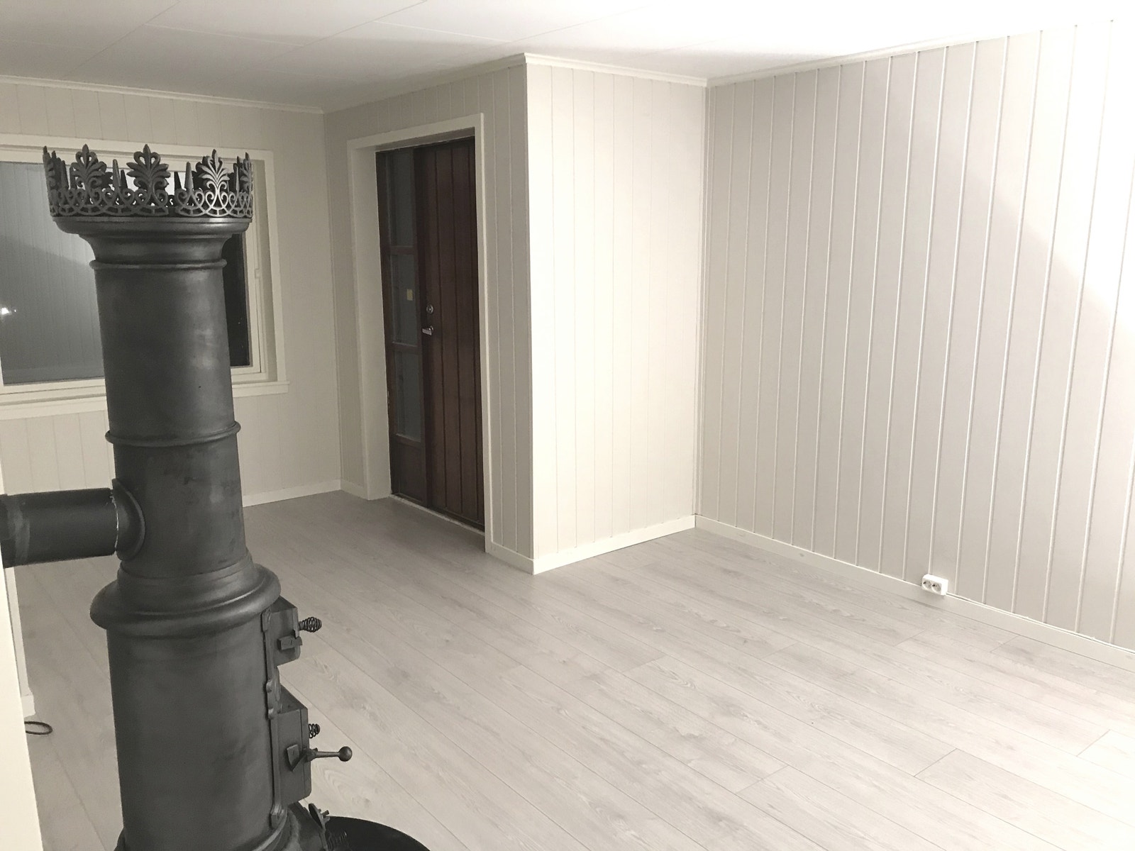 Stuerommet med dør ut til hagen og forsiden av huset (Hovedinngangsdøren og tilhørende gang er på baksiden av huset) Galleribilde