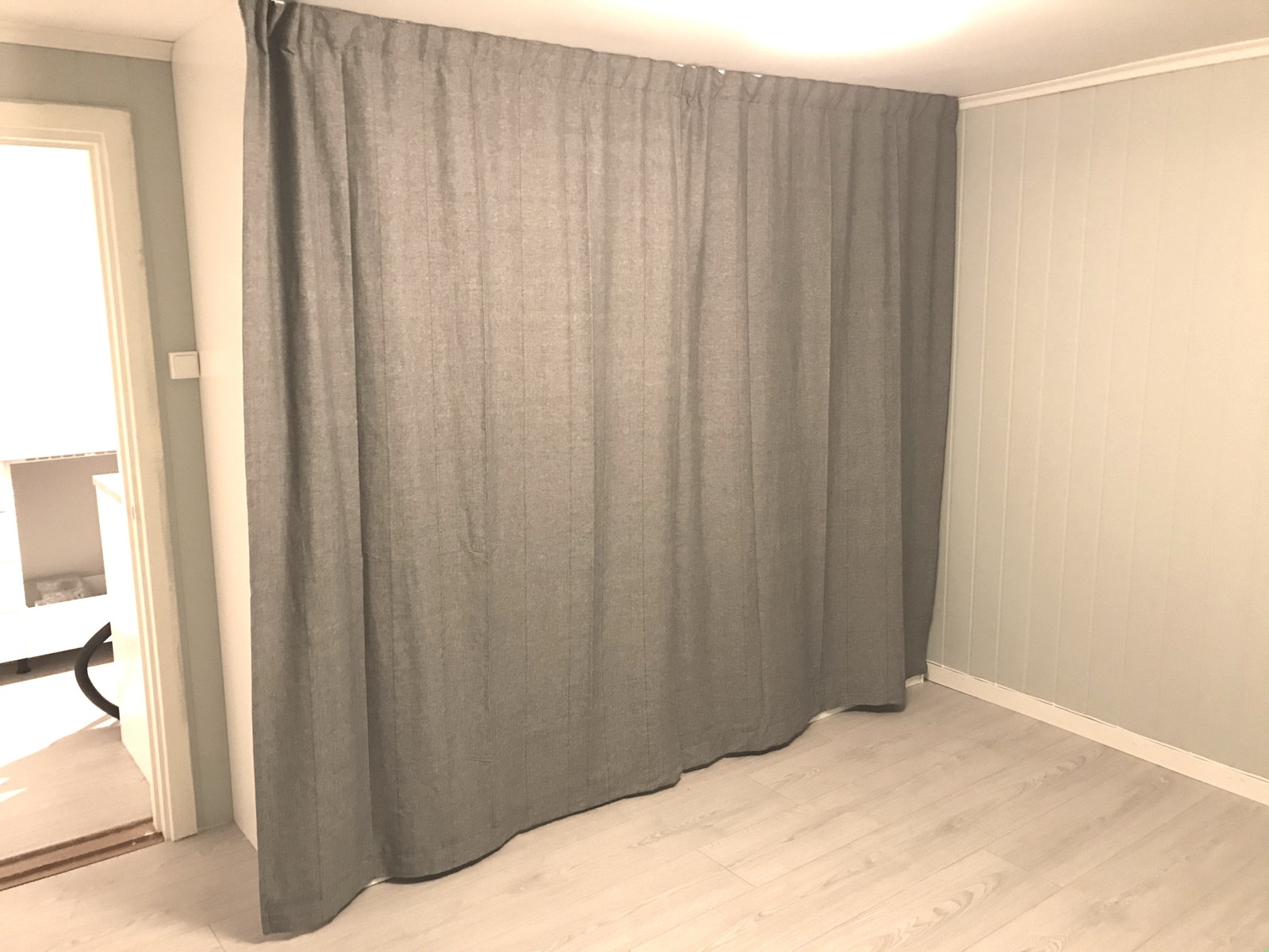 Stor pax-garderobe på soverommet. Her er det et stort vindu ut til framsiden av huset, plass til både dobbeltseng og sprinkelseng. Varme i gulvet. Galleribilde