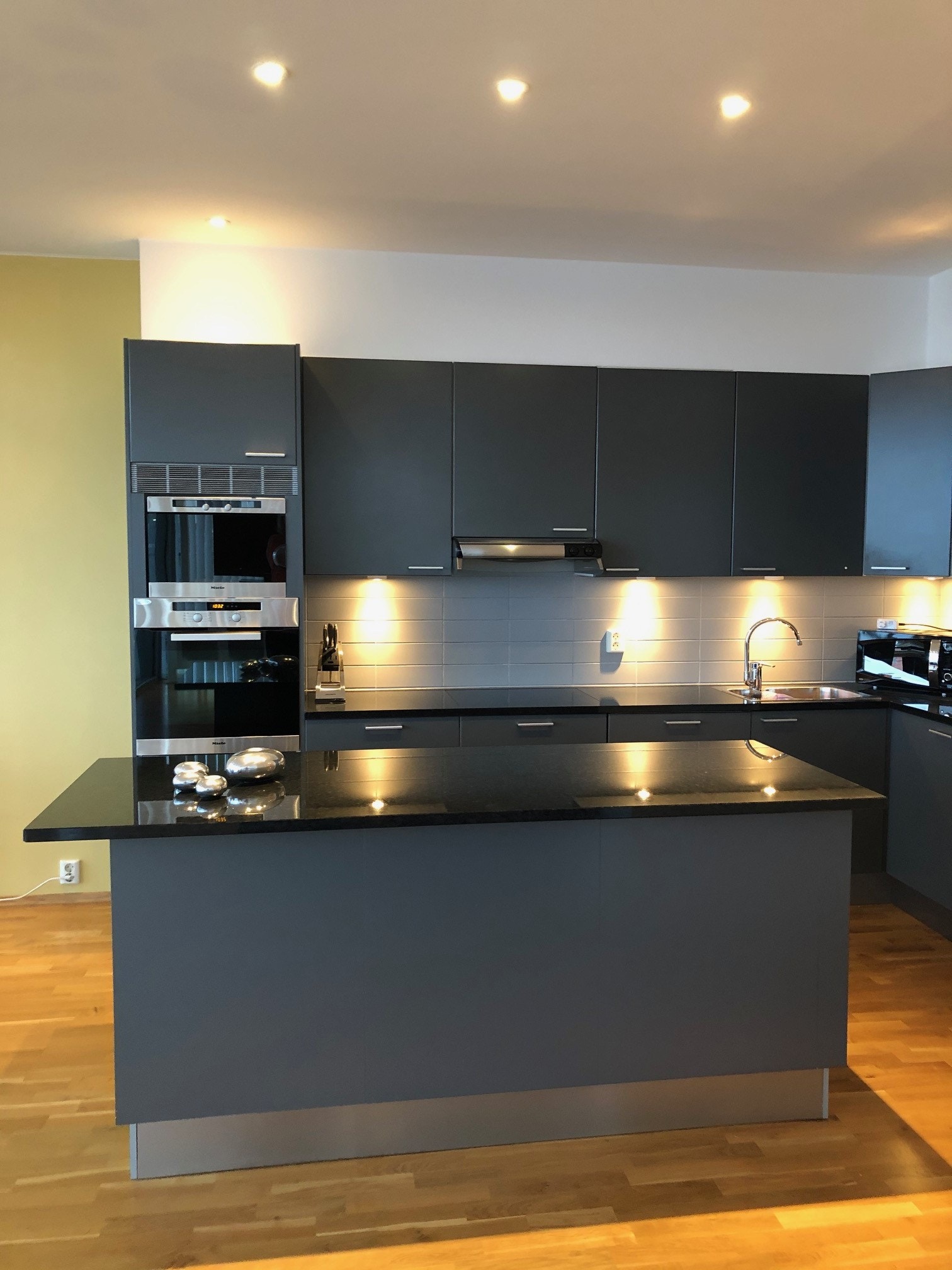 Lekkert kjøkken med granitt benkeplate og kjøkkenøy. Rikelig med skapplass. / Gorgeous kitchen with granite bench top and kitchen island. Plenty of storage. Galleribilde