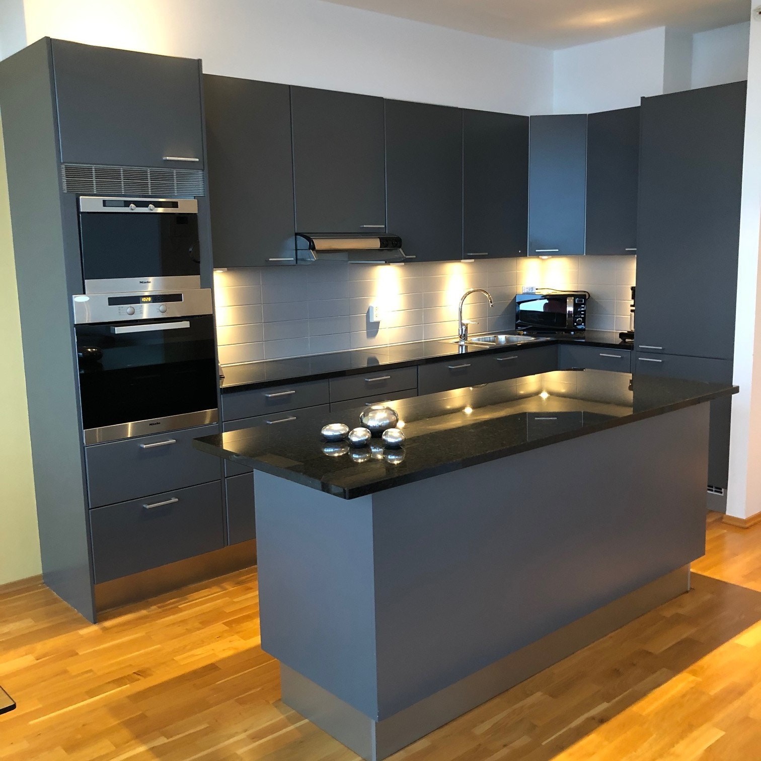 Kjøkkenet er godt utstyrt. Miele integrerte hvitevarer. / Fully equipped kitchen. Miele integrated appliances. Galleribilde