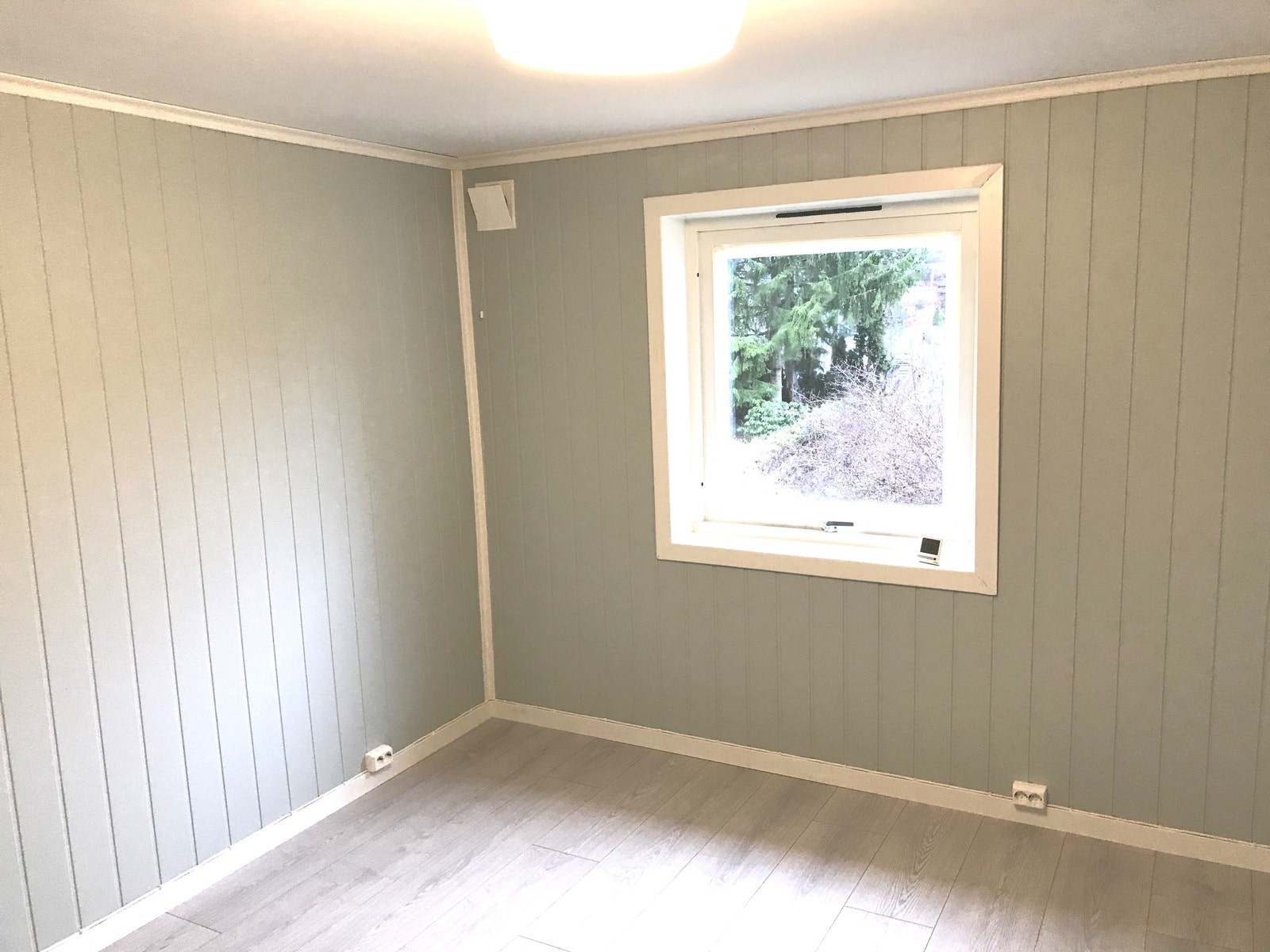 Soverom med vindu ut til hagen Galleribilde