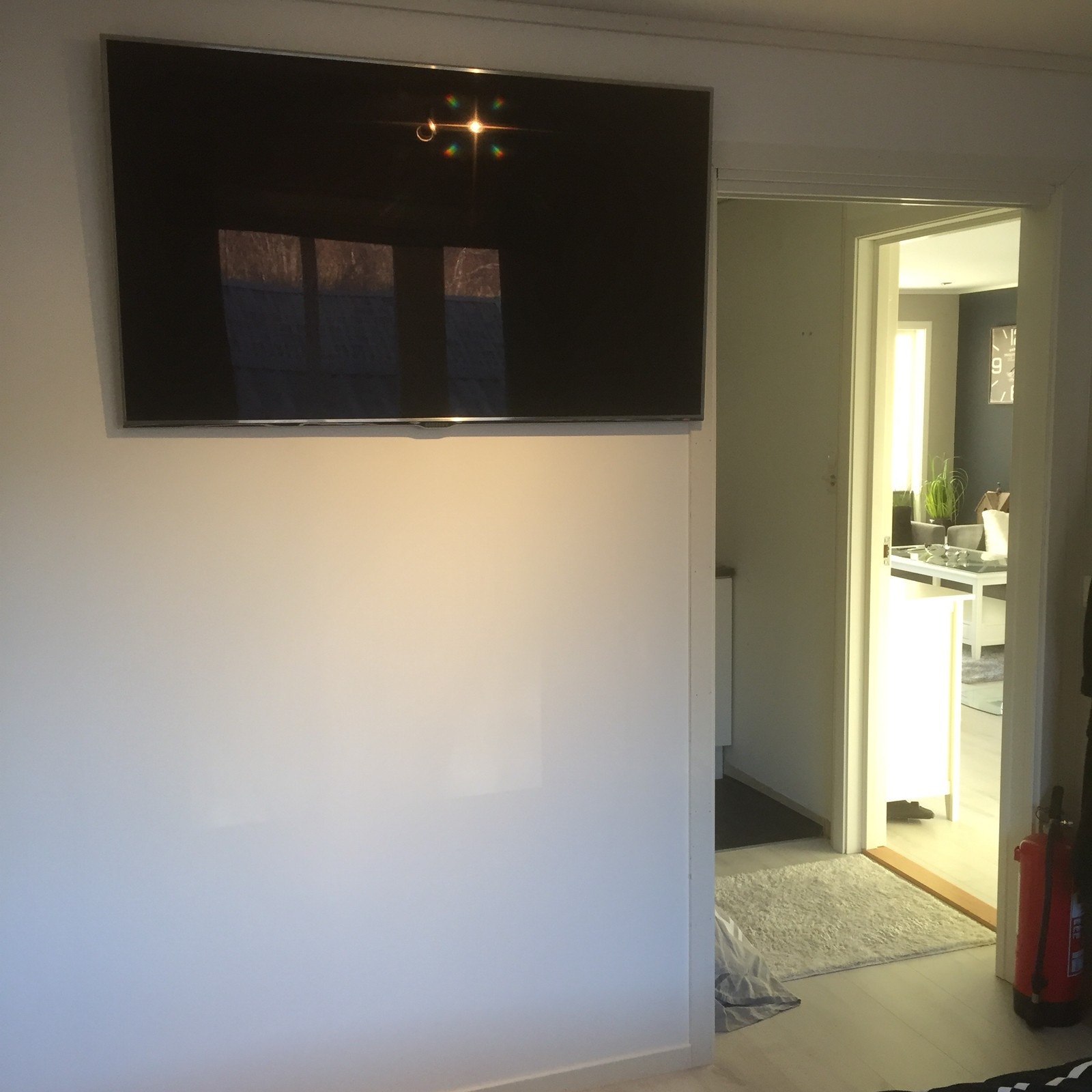 Soverom med tv og gang via vaskerom Galleribilde