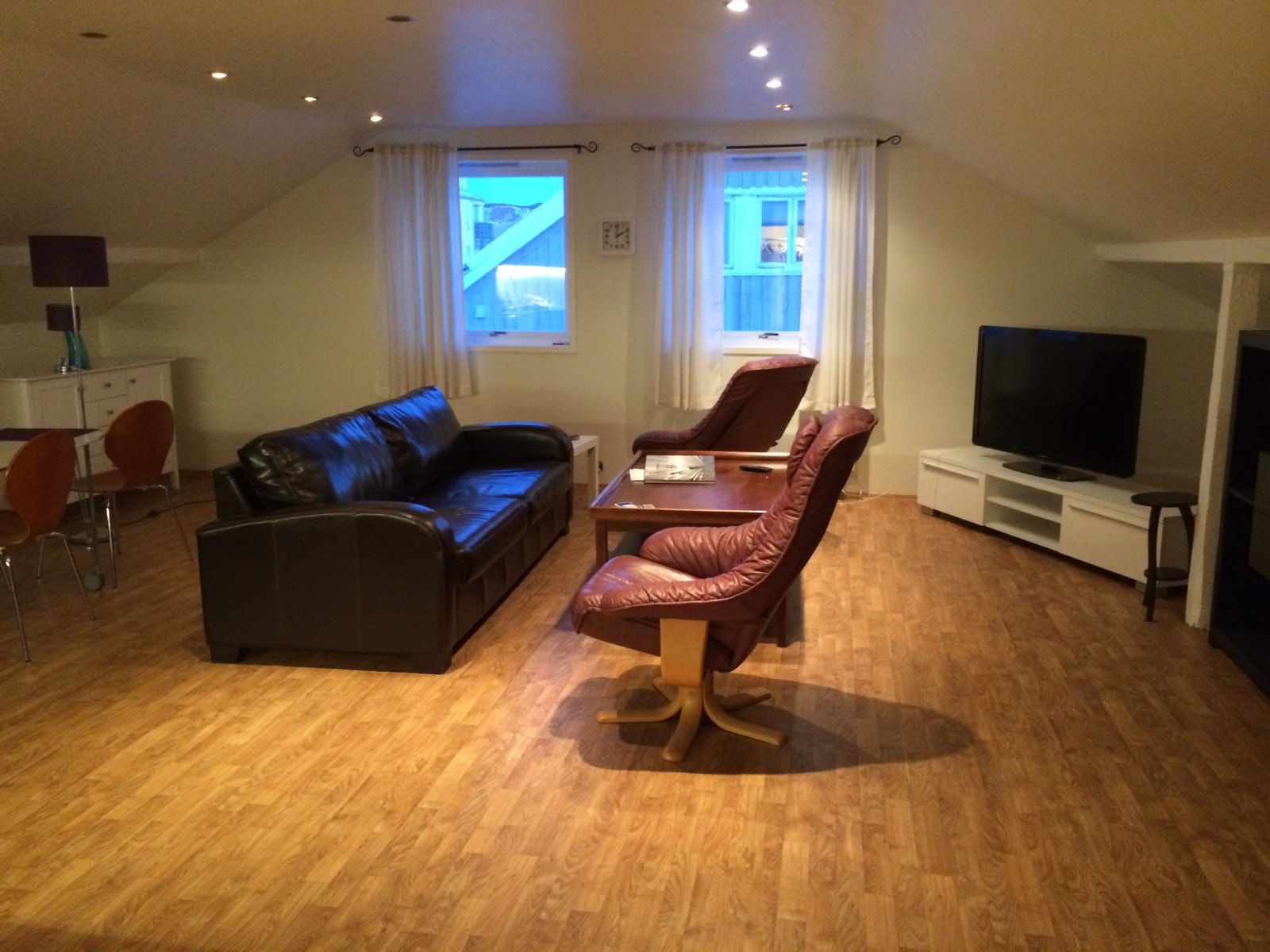 Tidligere leietaker har satt opp lettvegger mellom vinduer for å lage ekstra soverom. (Vi kan ta bort disse, men da vil det bare være 3 soverom) Galleribilde