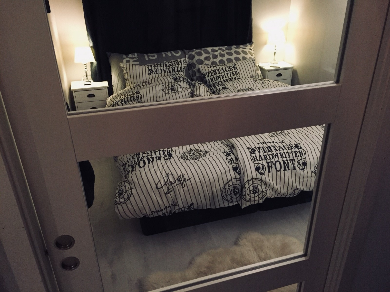 Glassdør inn til soverom fra garderobe Galleribilde