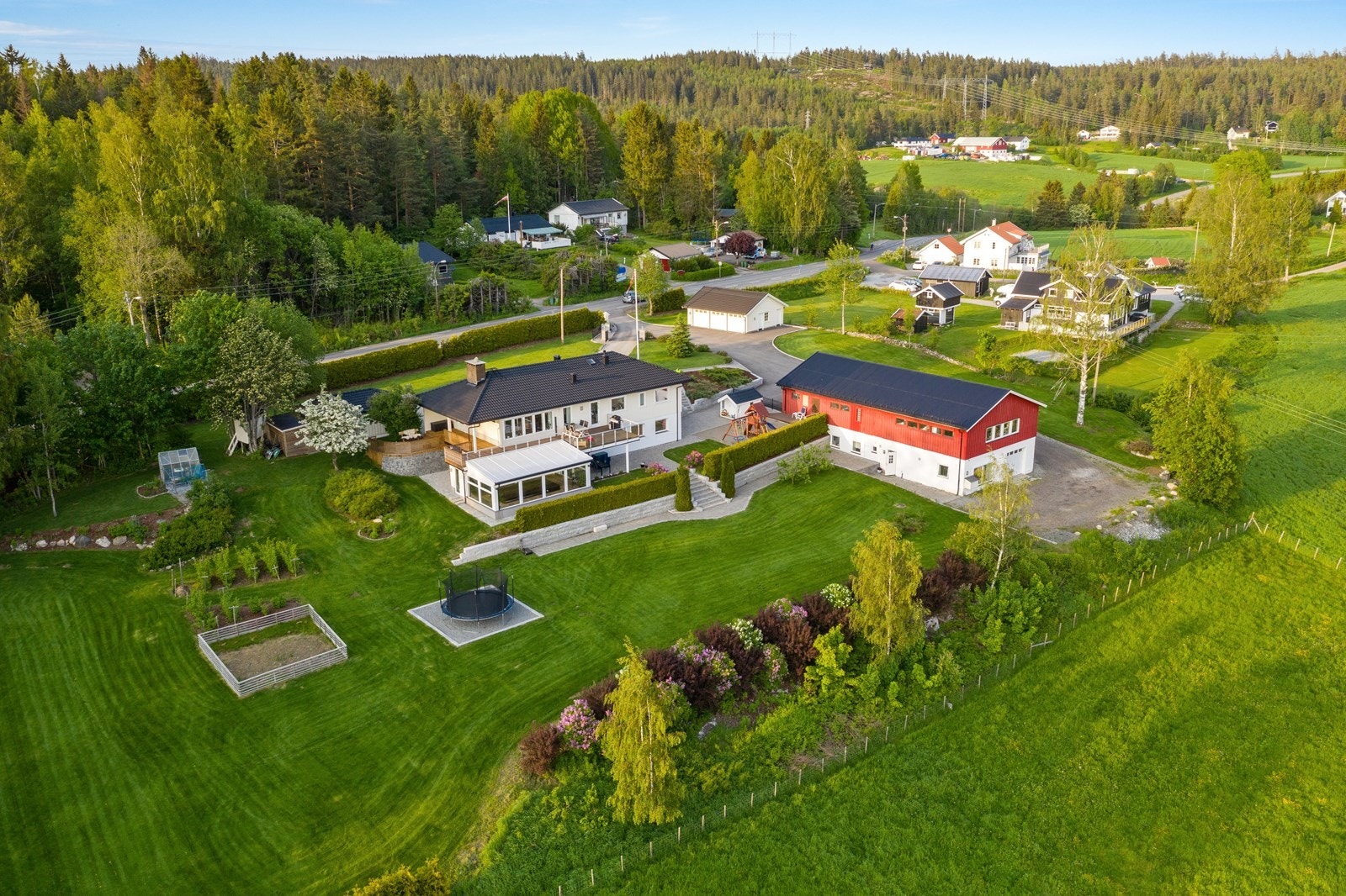 Eiendommen består av en flott enebolig, driftsbygning/låve, trippel garasje og enkel garasje. Galleribilde