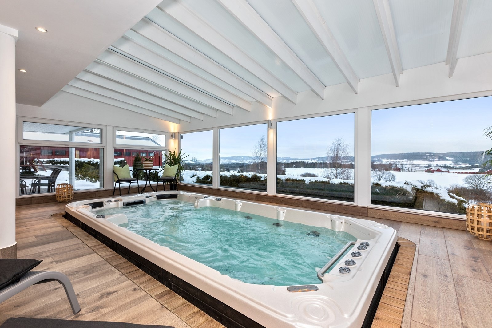 Her kan du nyte rolig stemning til vid, vakker utsikt fra rommets glassfasader! Galleribilde