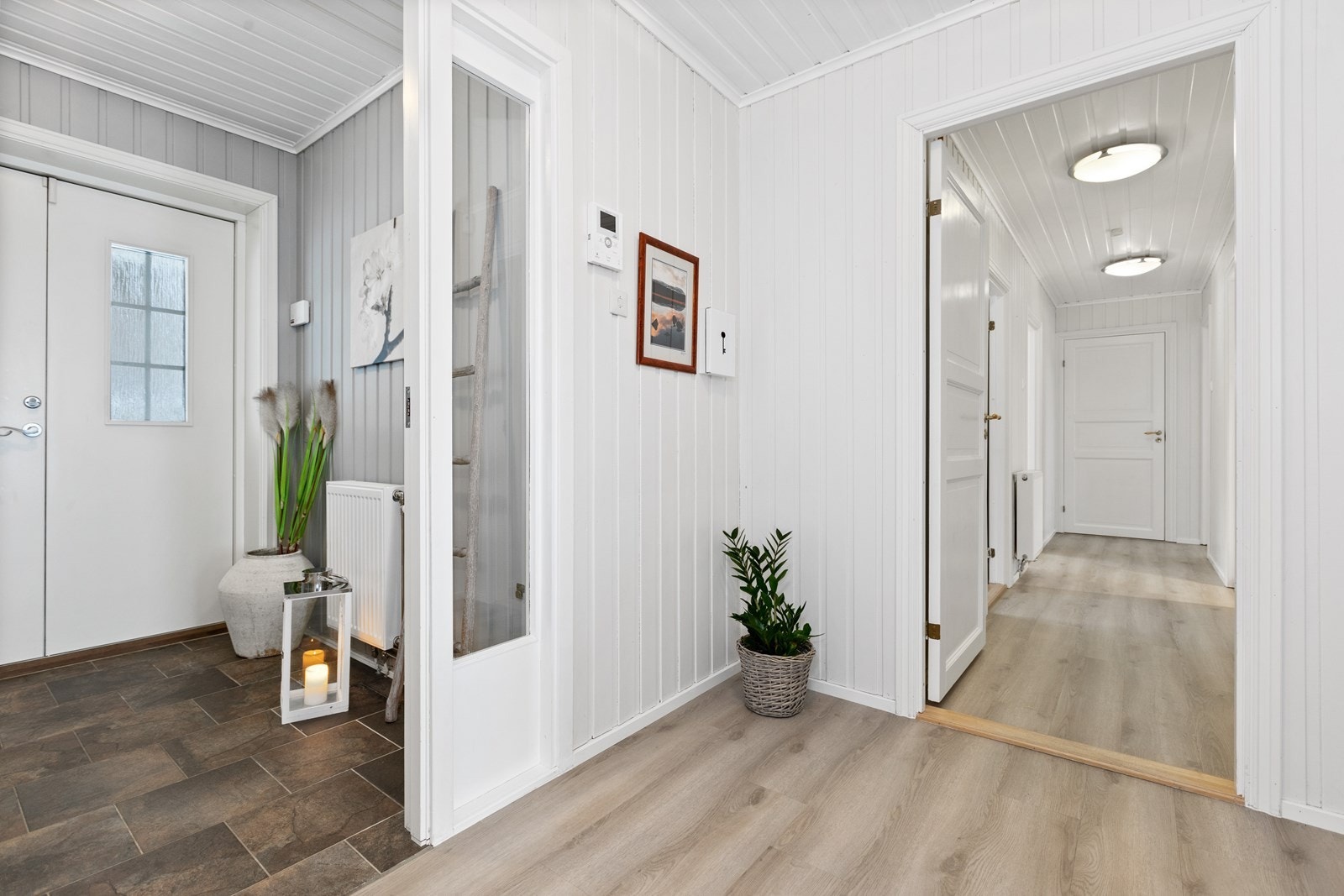 Gangen er lys og innbydende. Galleribilde