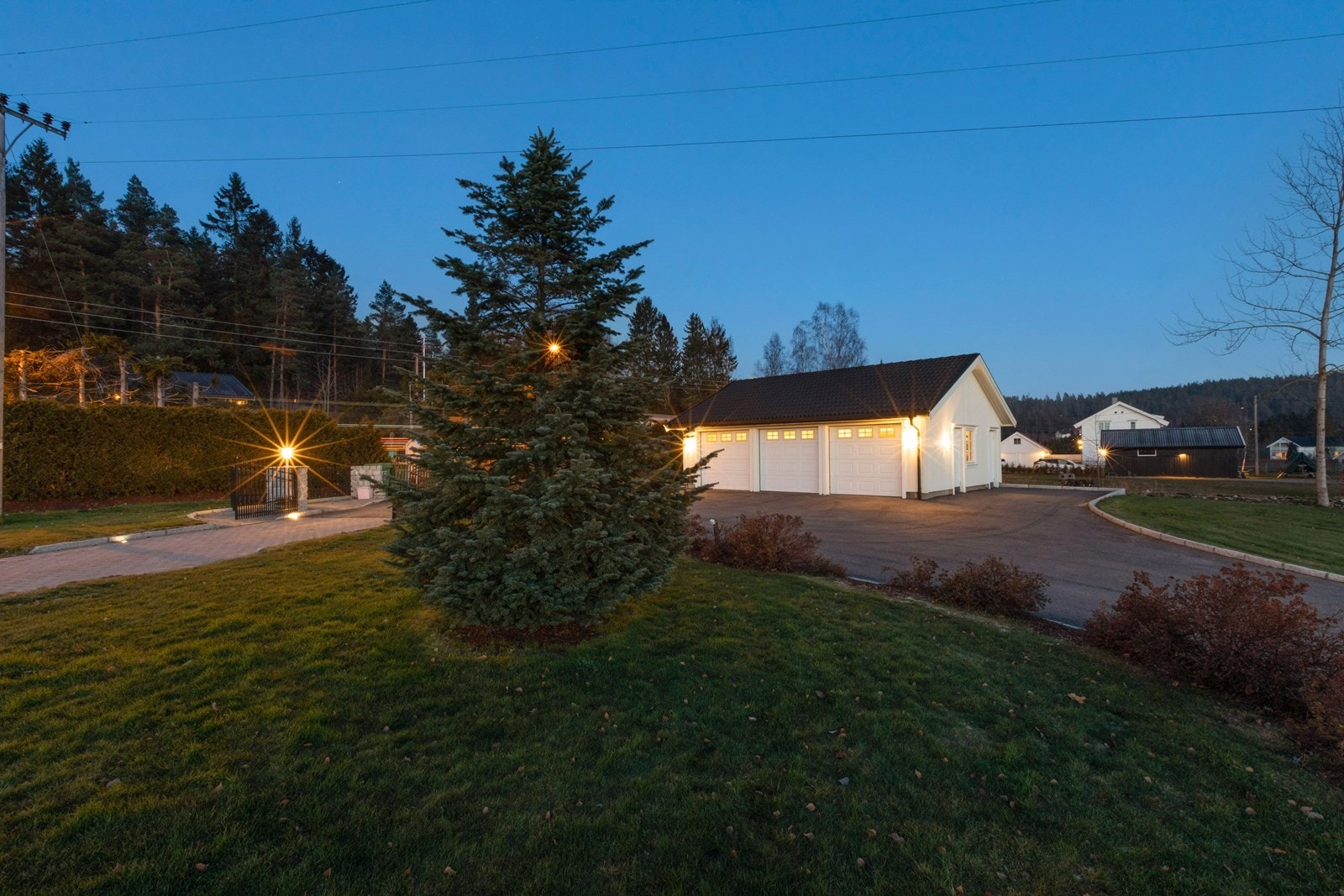 På tomten er det både en trippelgarasje og en enkel garasje. Galleribilde